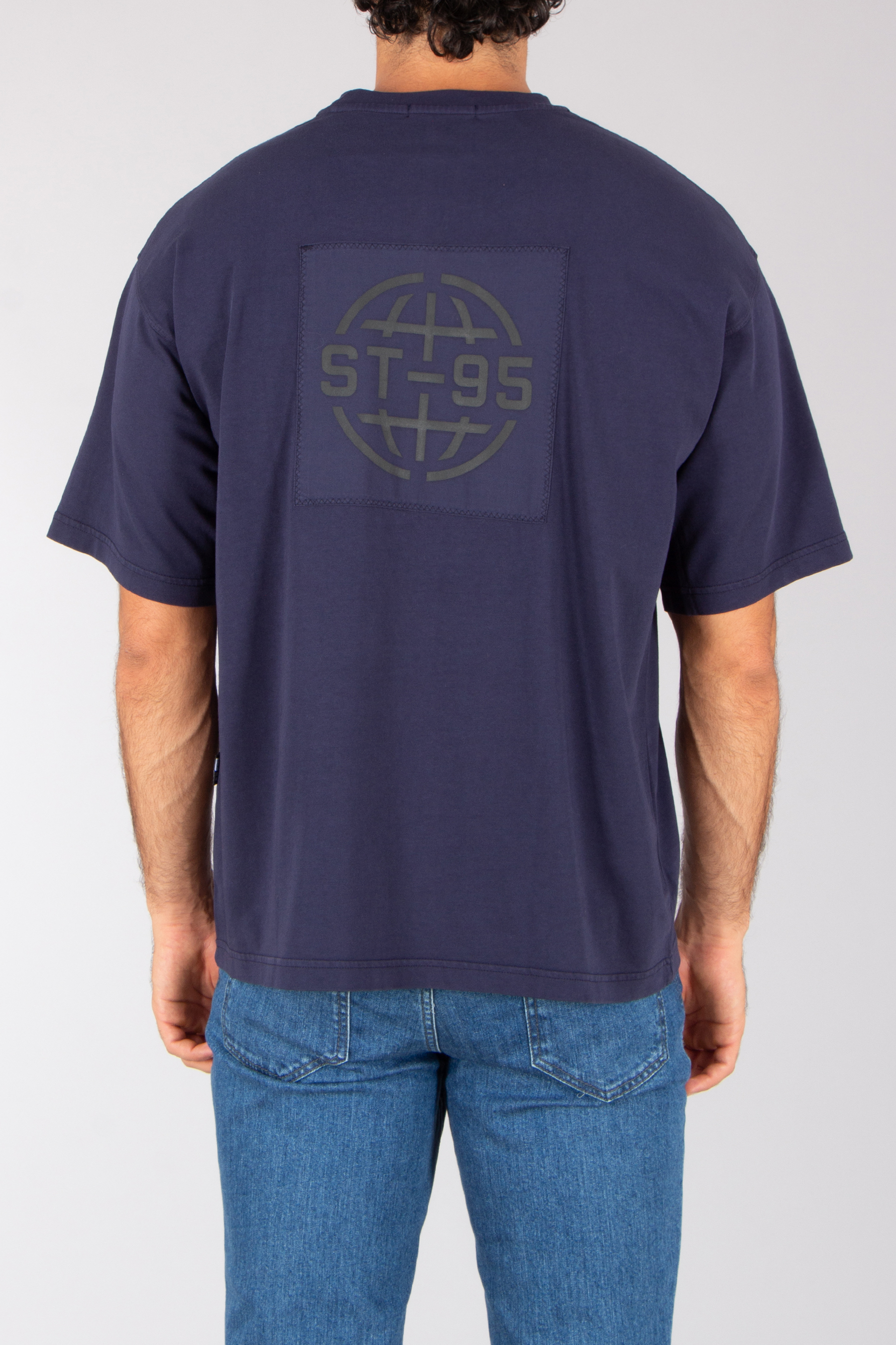 T-shirt, Hemd, Jeanshose, Mann, Person