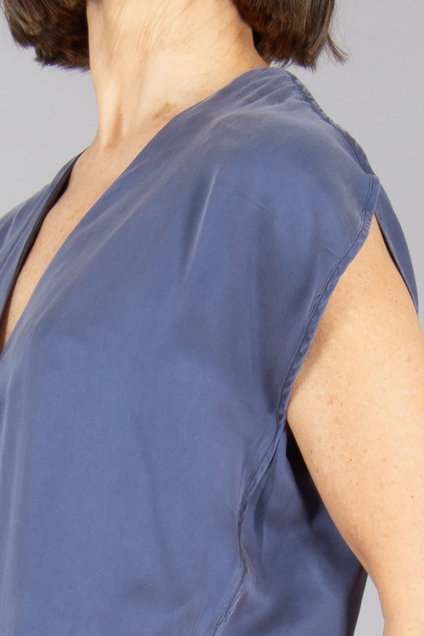 0039 ITALY Relaxed Fit Silk Sleeveless Blouse Peggy Bluse, Kleid, Erwachsener, Mann, Person
