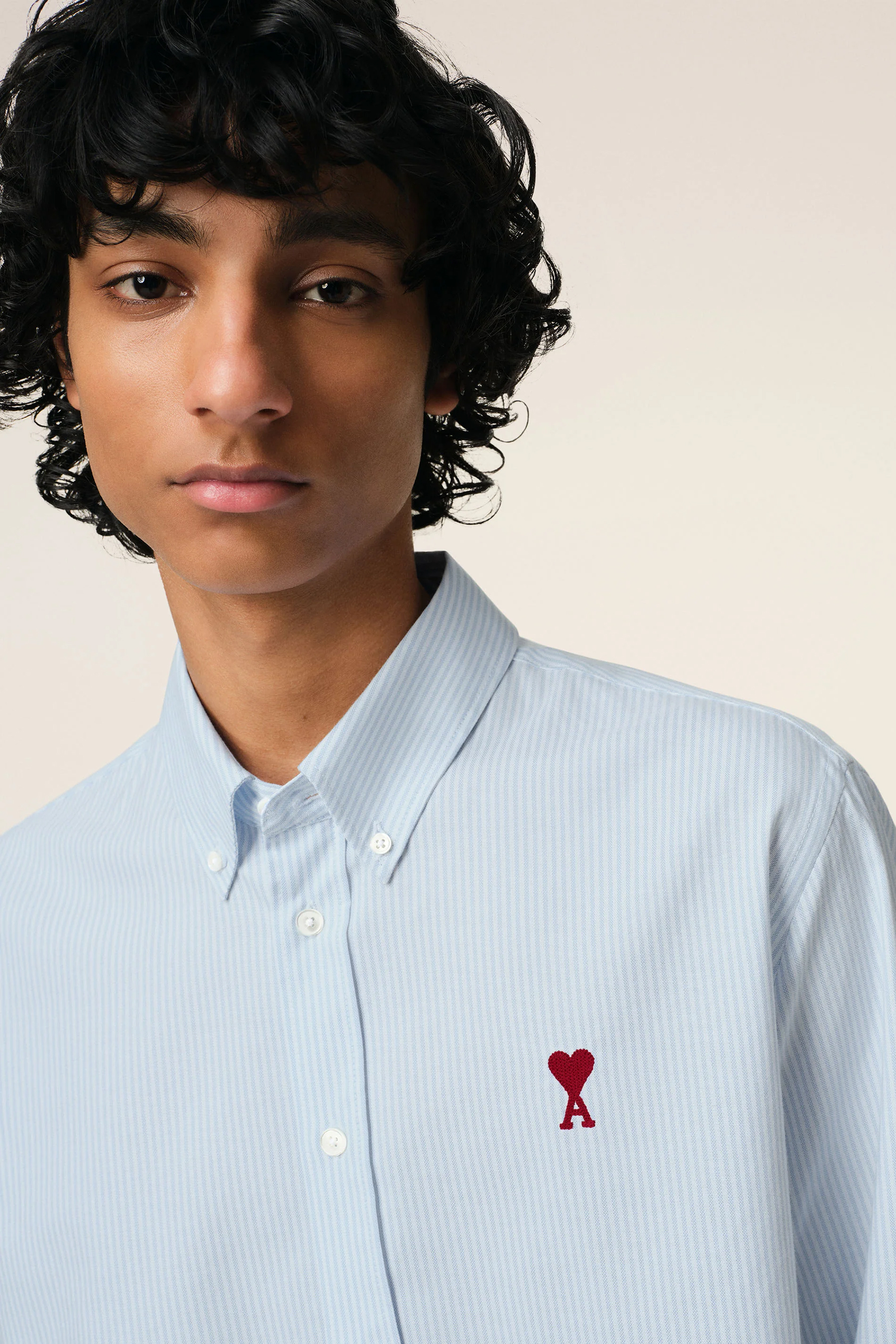 AMI PARIS Classic Fit Ami De Coeur Striped Cotton Oxford Button-Down Shirt Hemd, Person, Gesicht, Kopf, Kleid, Hemd