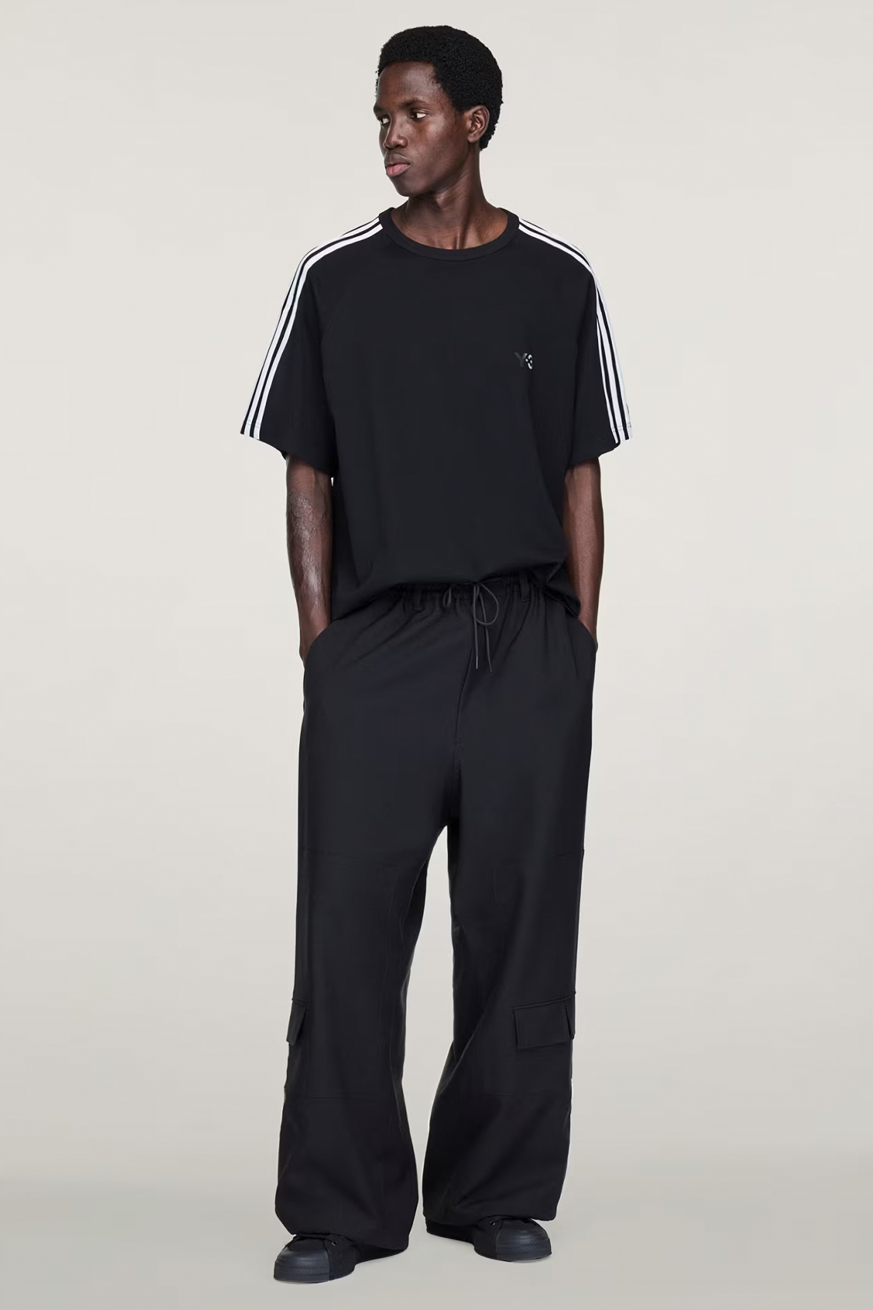 Y-3 Loose Fit Lyocell-Wool Stretch Blend 3-Stripes Wire T-Shirt Hosen, Person, Stehend, Erwachsener, Mann