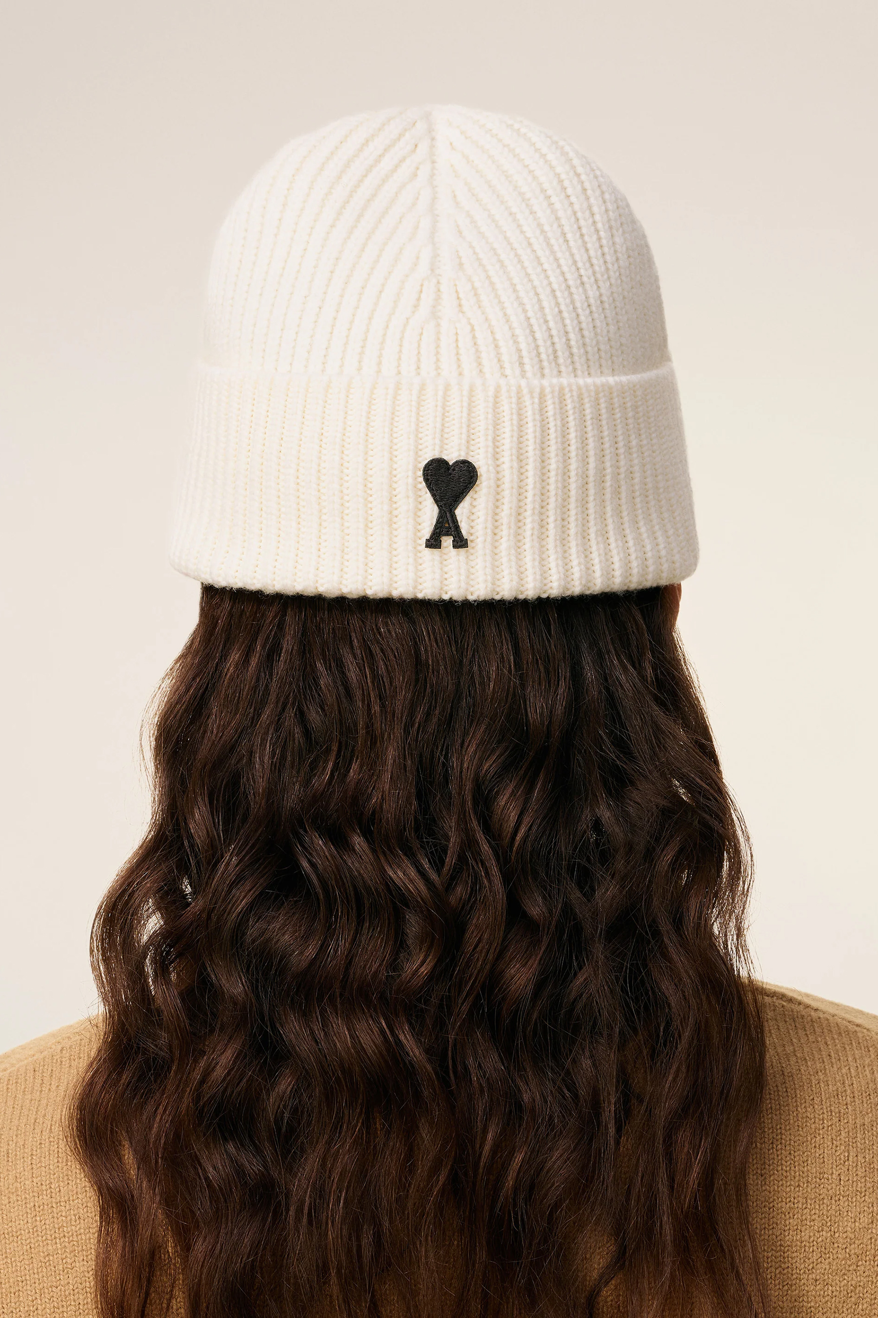 AMI PARIS Ami De Coeur Ribbed Virgin Wool Beanie Mütze, Kleidung, Hut, Person