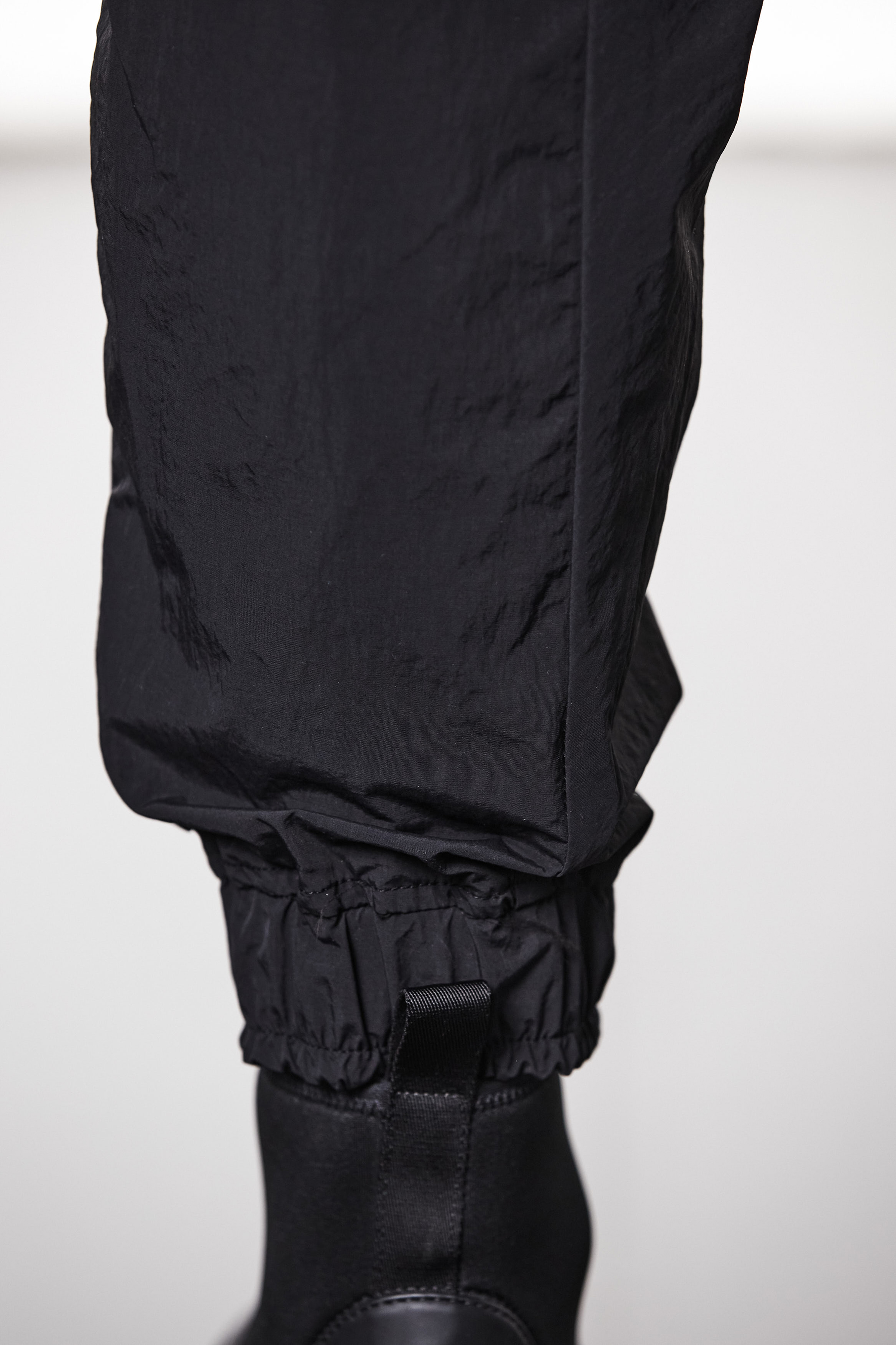 THOM KROM Regular Fit Low Crotch Technical Crashed Nylon Cargo Pants Hosen, Schuh, Erwachsener, Mann, Person