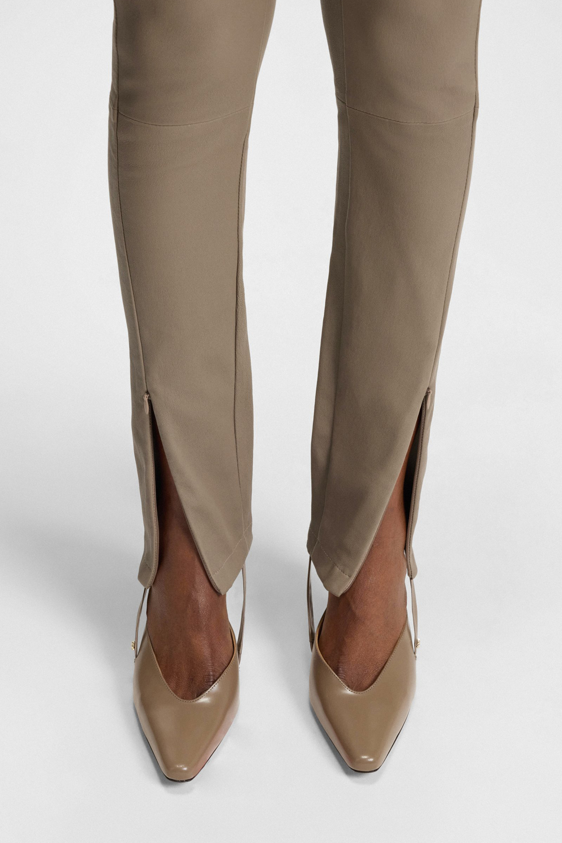 BOSS Slim Fit Lamb Leather Stretch Leggings Simax Bekleidung, Schuhwerk, Schuh, Hoher Absatz, Sandale