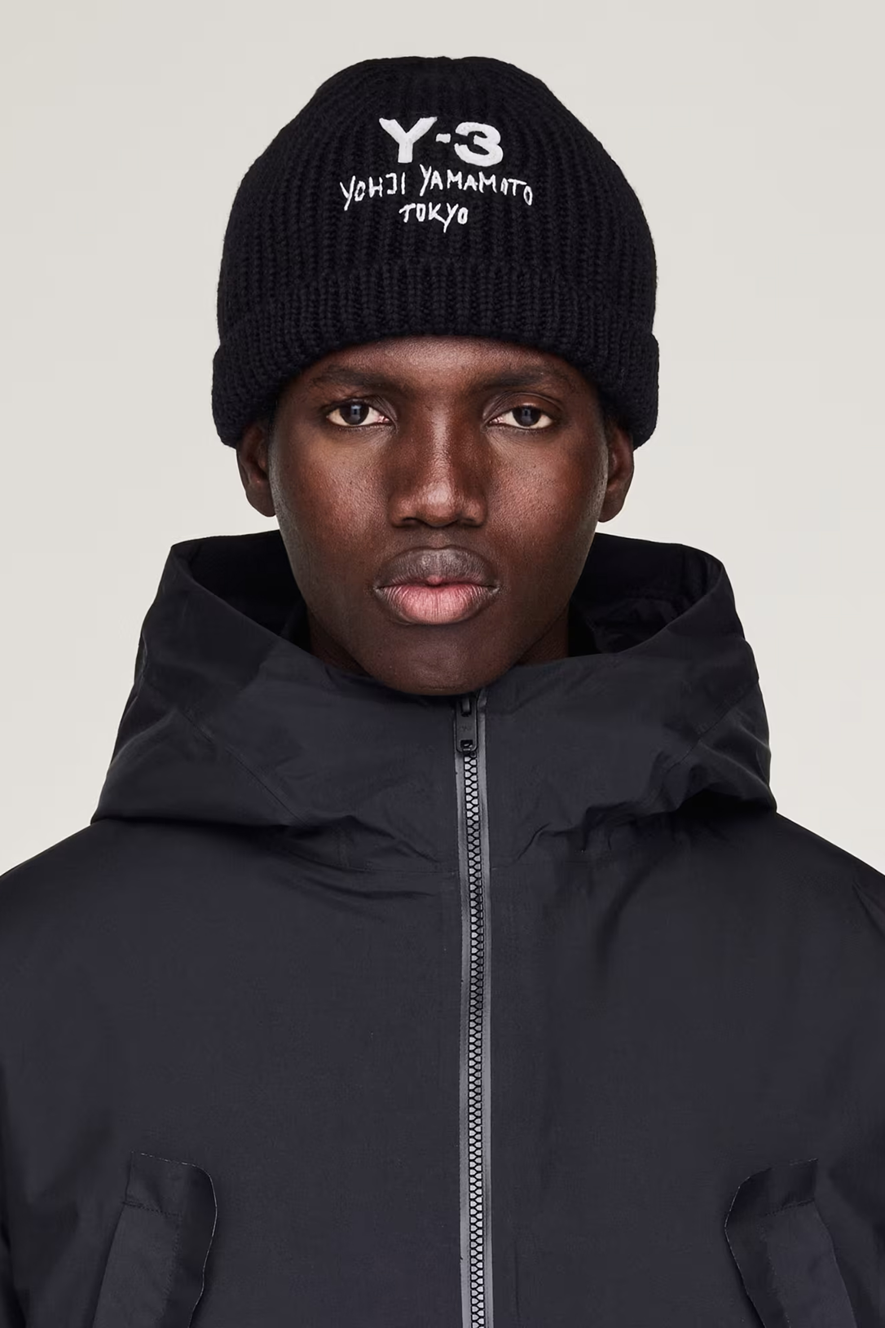 Y-3 Embroidered Chunky Wool Knit Beanie Hut, Mütze, Mantel, Person, Jacke