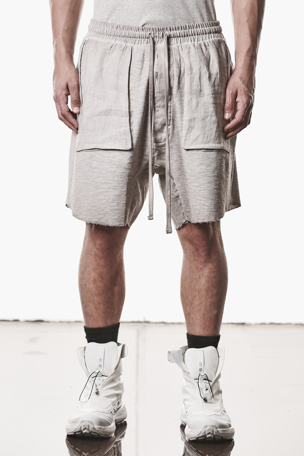 Bekleidung, Kurze Hosen, Schuh, Sneaker, Person