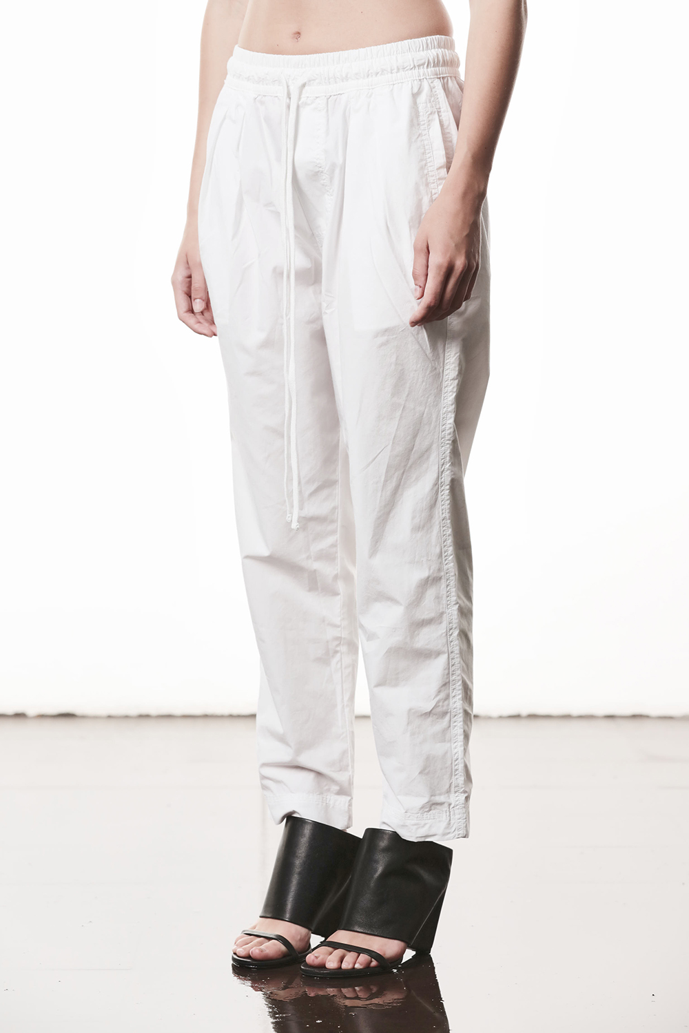 Hosen, Leinen, Sandale, Schuh, Person