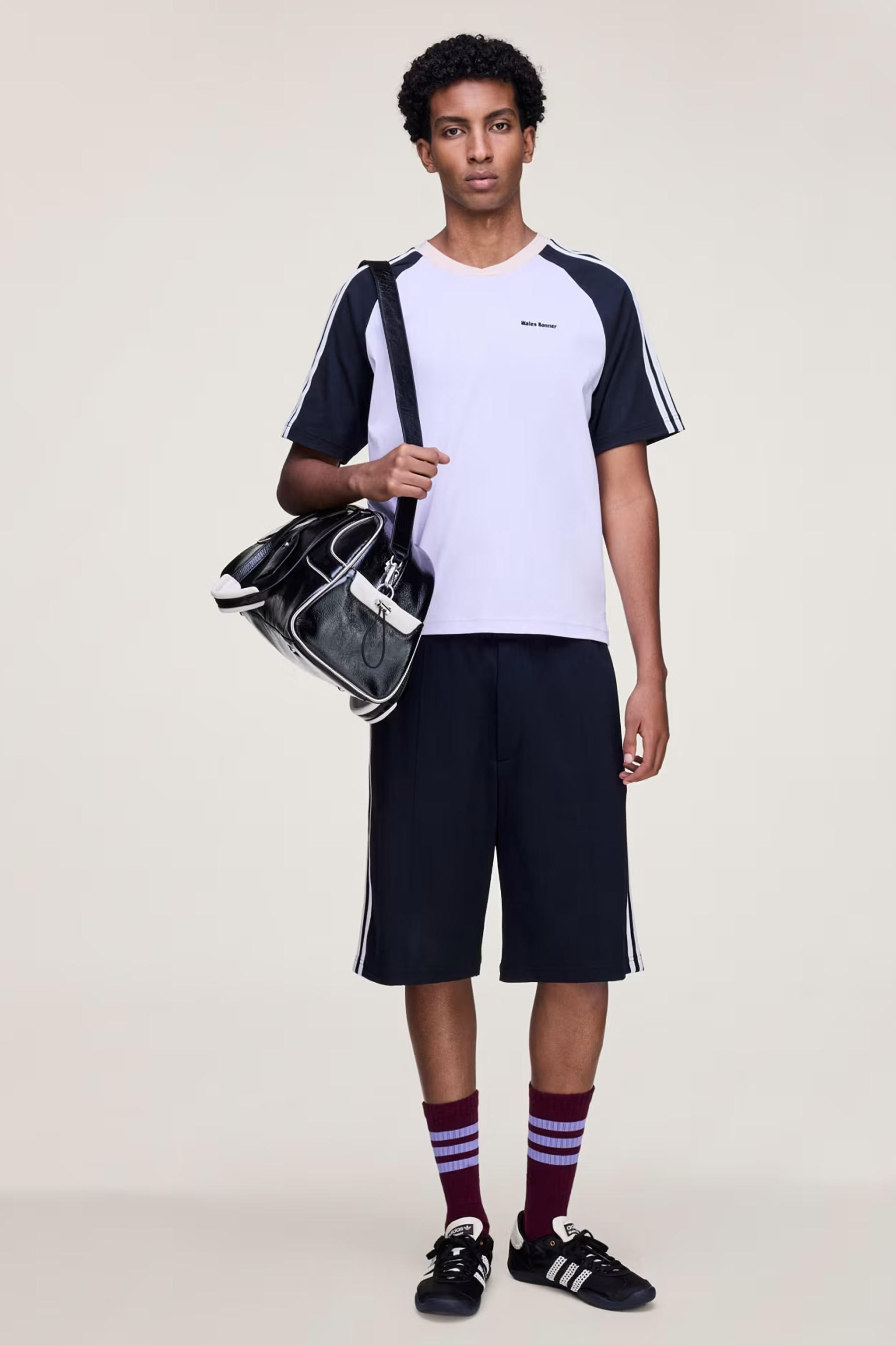 Bekleidung, Kurze Hosen, Hemd, Person, Stehend