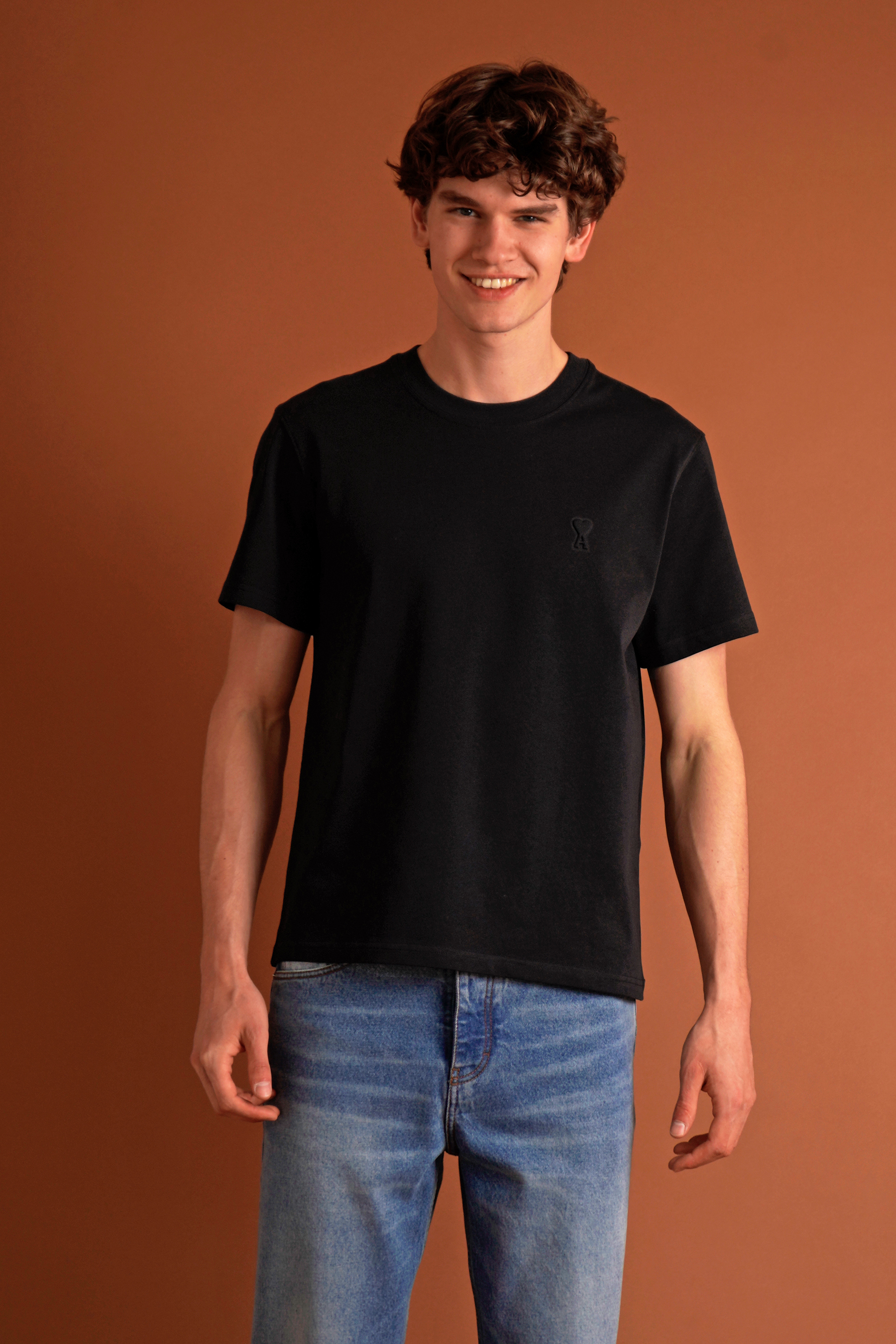 T-shirt, Hosen, Person, Jeans, Lächeln