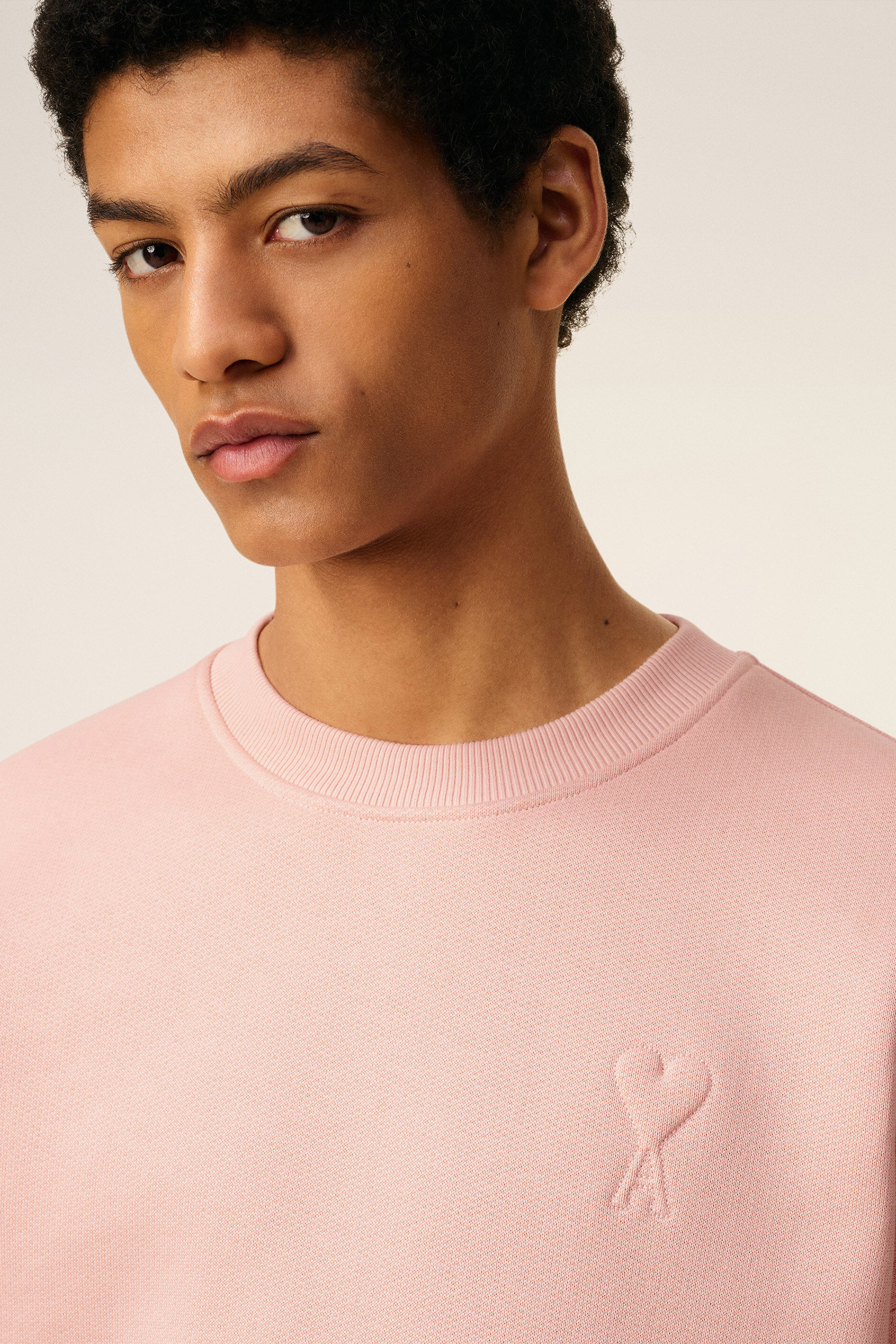 AMI PARIS Comfort Fit Ami De Coeur Brushed Cotton Blend Fleece Sweatshirt Gesicht, Kopf, Hals, Person, Portrait