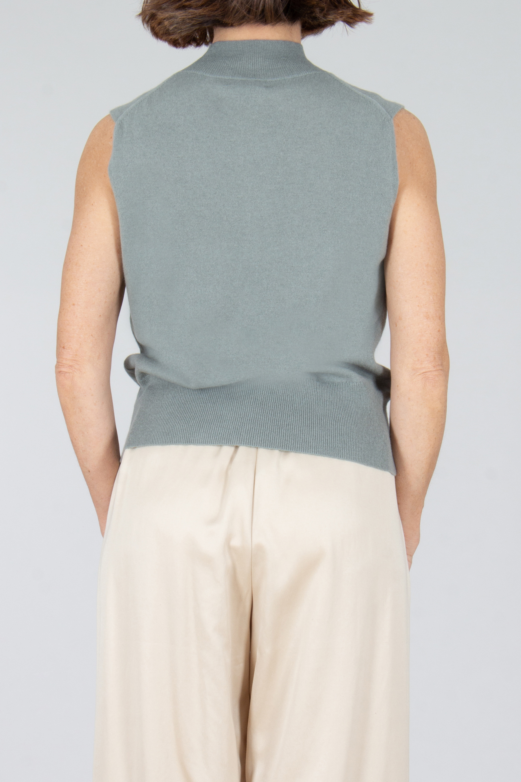 Bluse, Kleidung, Weste, Person, Kurze Hose