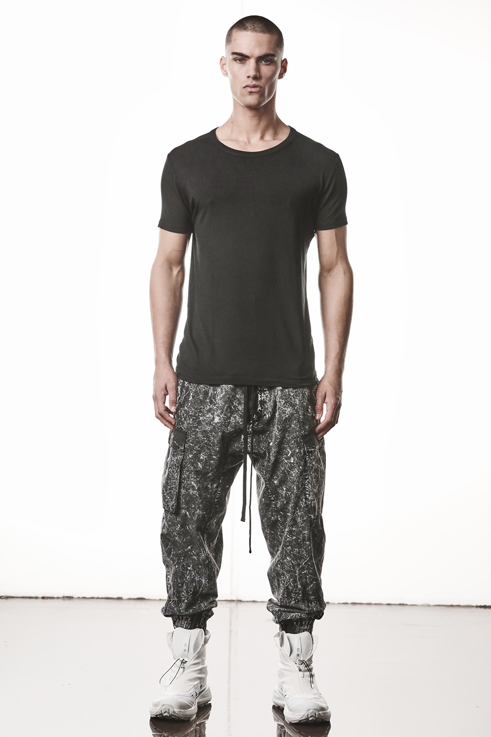 T-shirt, Hosen, Person, Stehend, Schuh