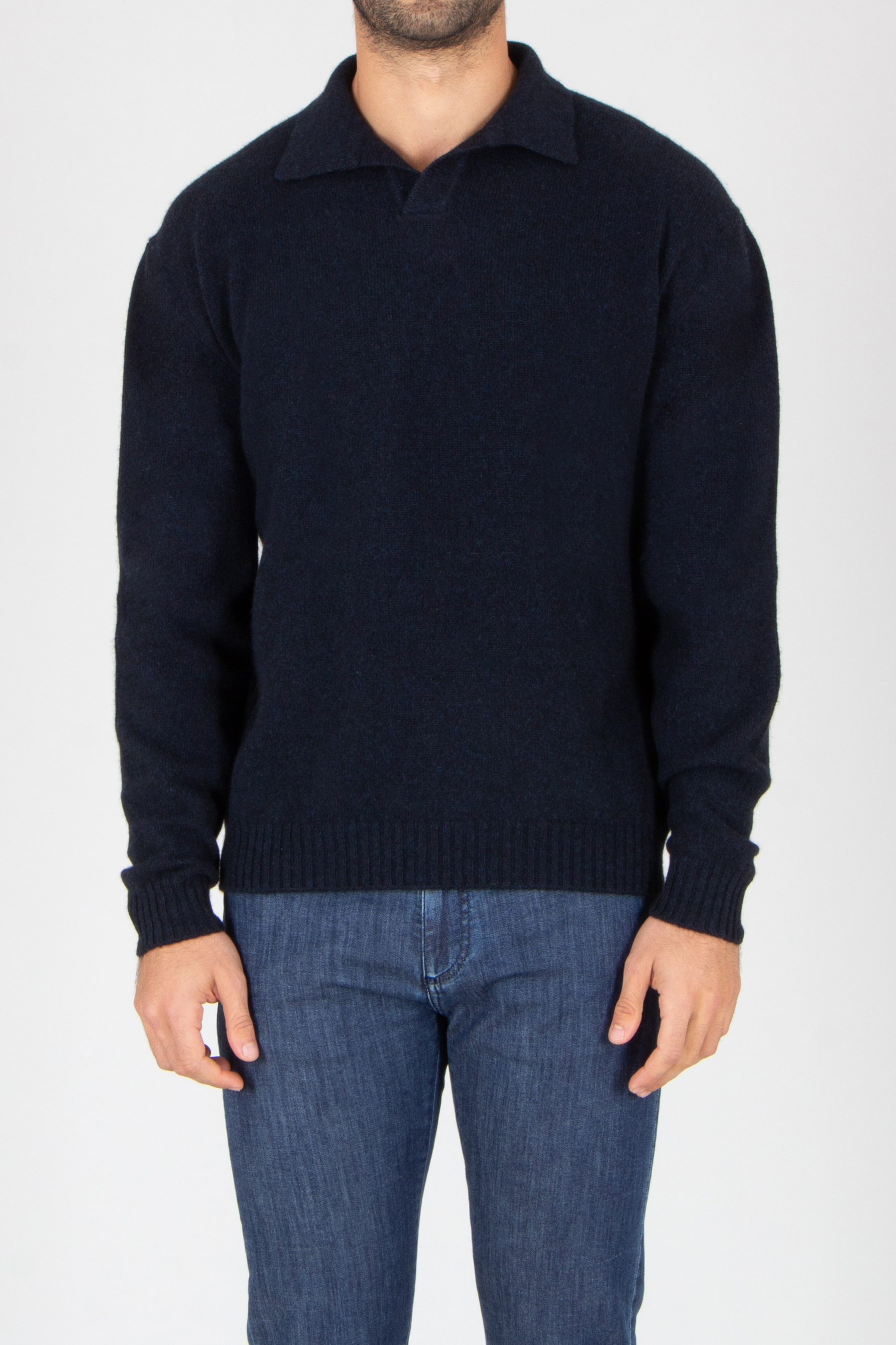 Strickwaren, Pullover, Jeanshose, Hosen, Mantel