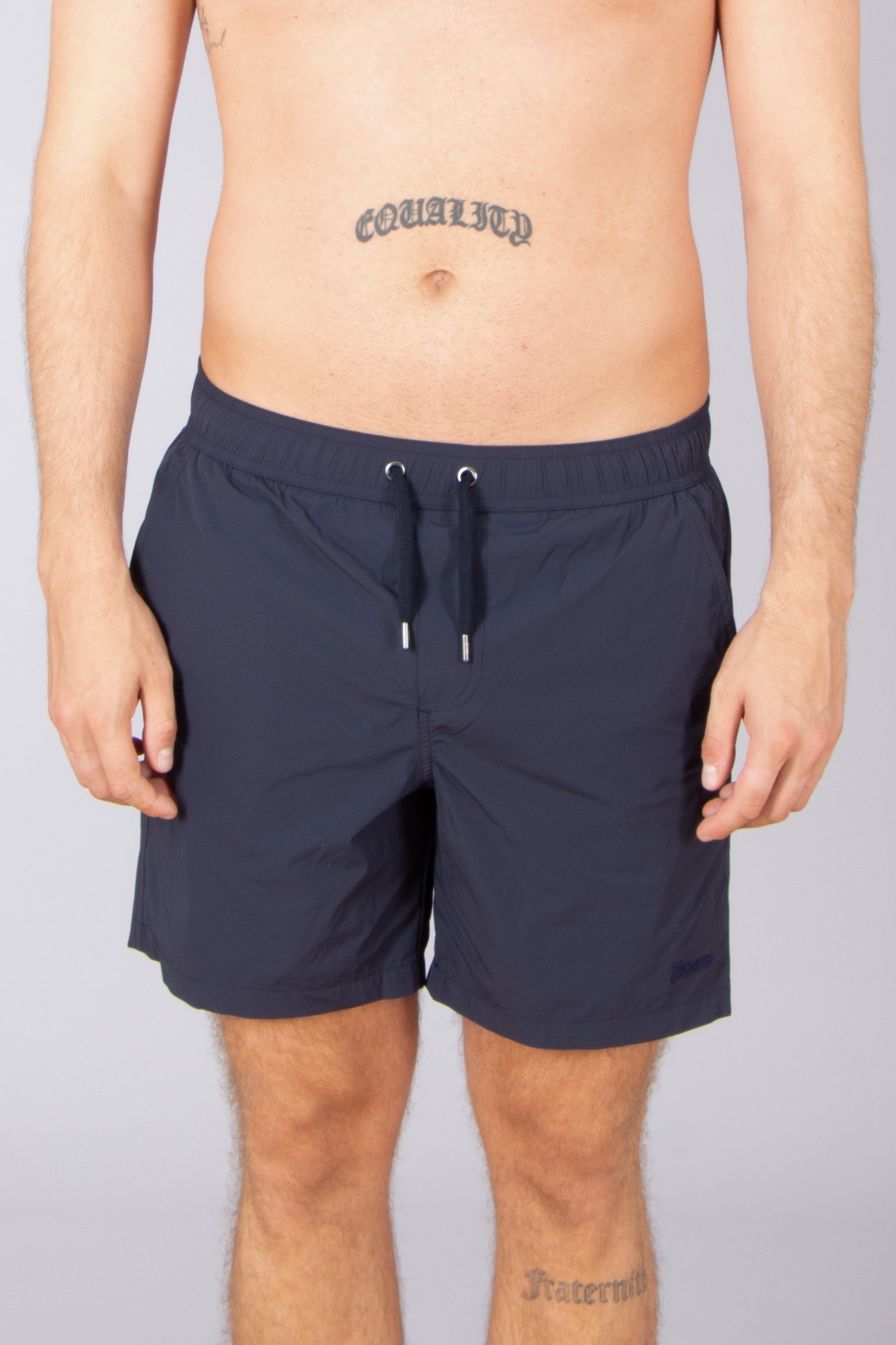 Bekleidung, Kurze Hosen, Person, Haut, Tätowierung