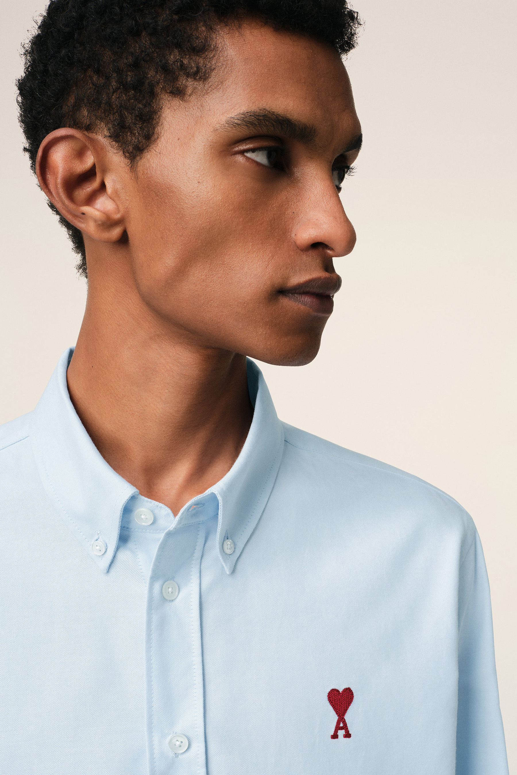 AMI PARIS Classic Fit Ami De Coeur Cotton Oxford Button-Down Shirt Hemd, Gesicht, Kopf, Person, Portrait