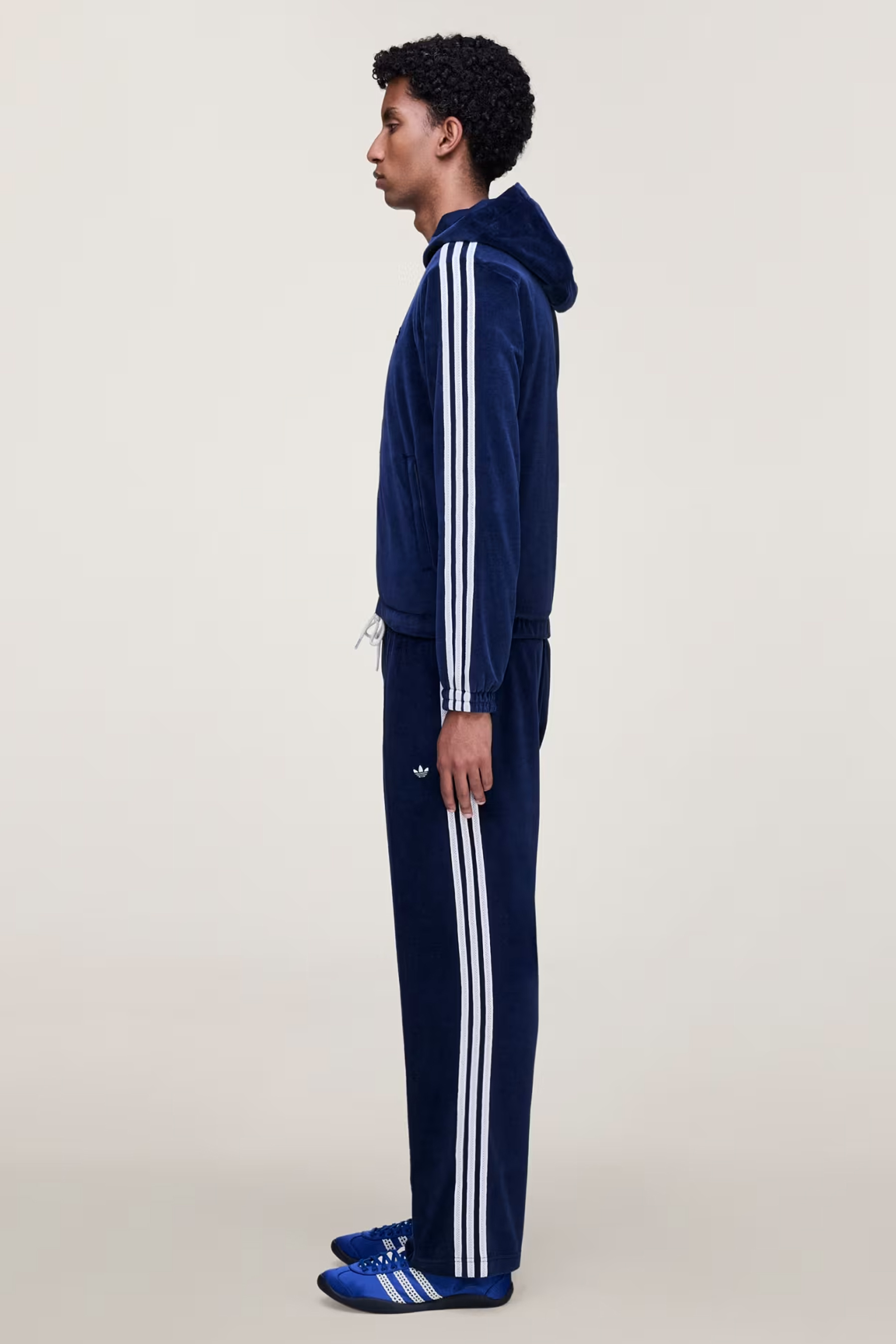 Person, Stehend, Kleidung, Formelle Kleidung, Anzug