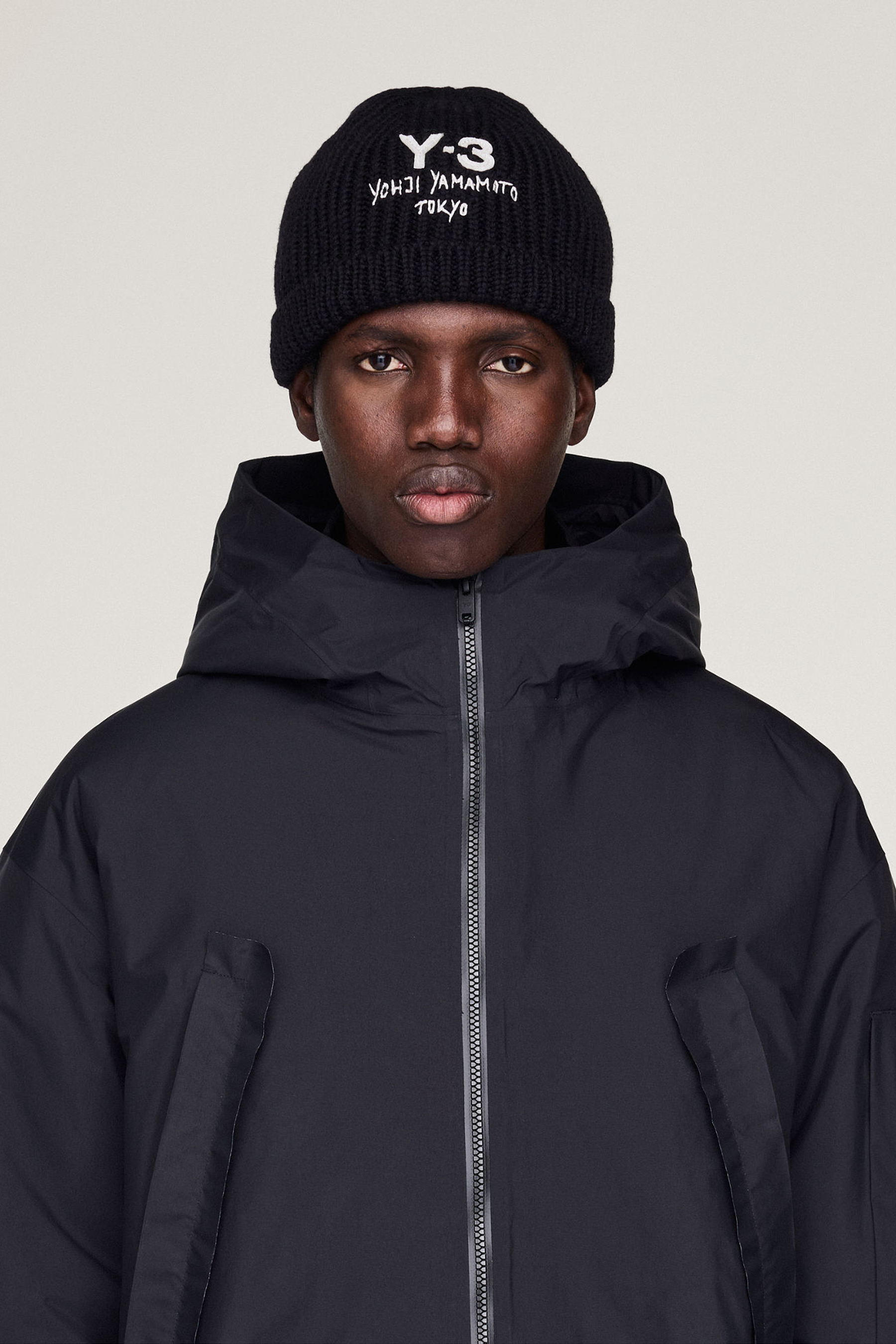 Y-3 Regular Fit Padded Recycled Nylon Gore-Tex Jacket Mantel, Jacke, Mütze, Hut, Person