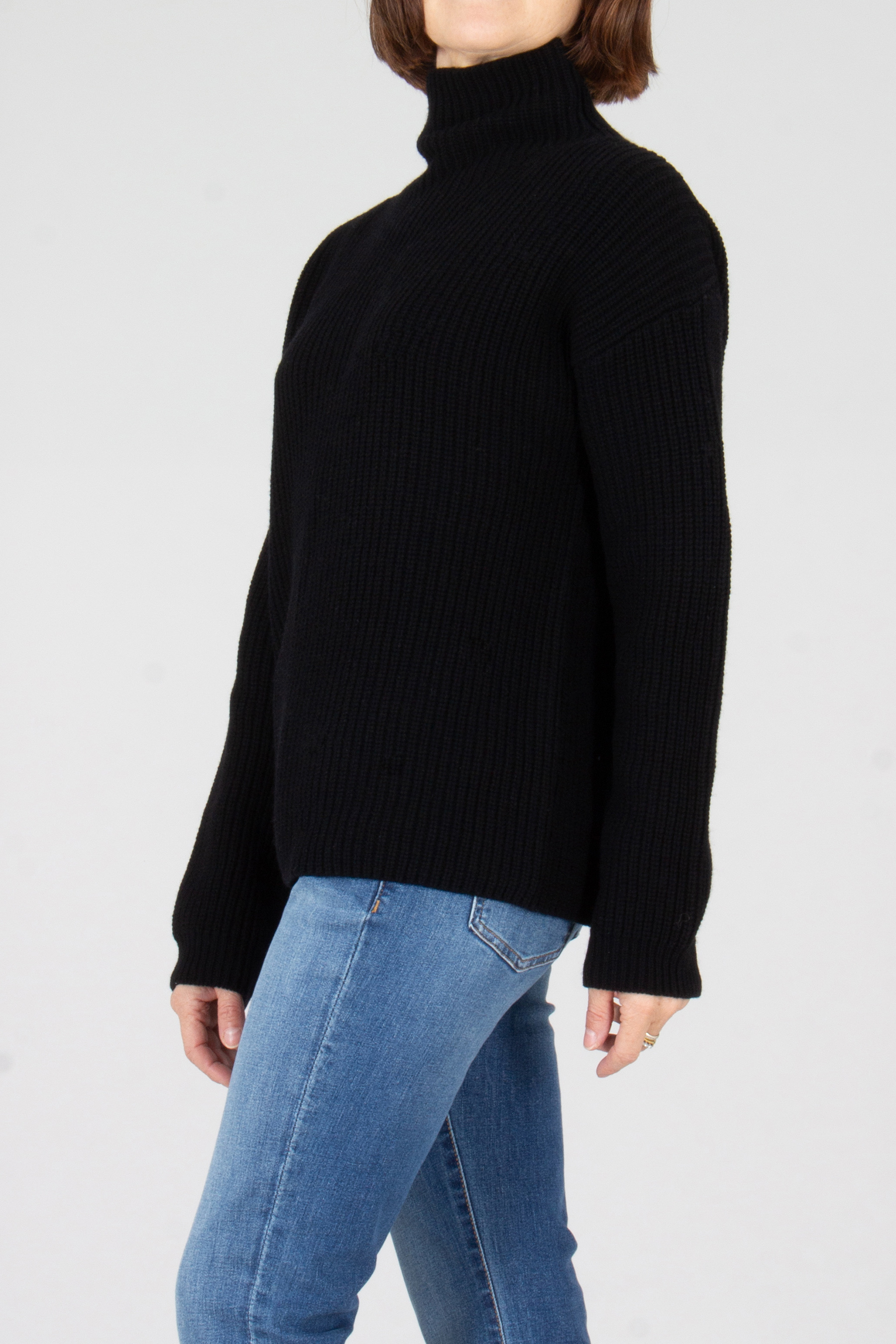 Strickwaren, Pullover, Jeanshose, Jacke, Person