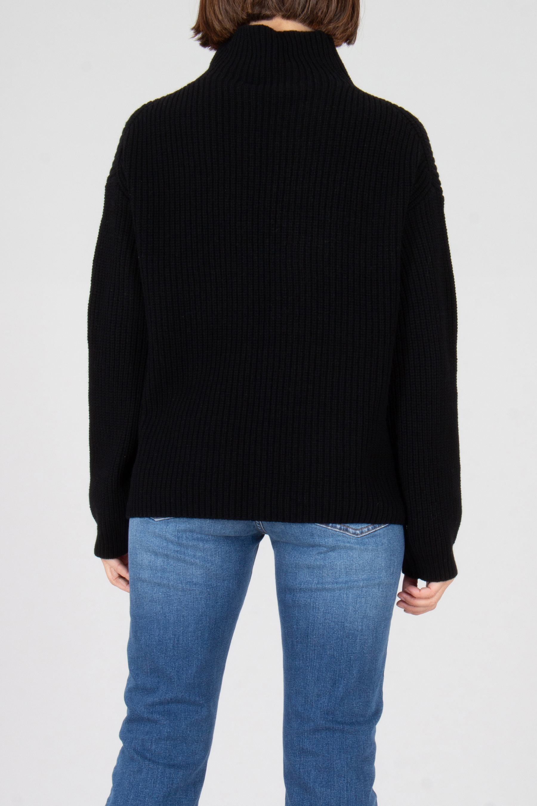 Strickwaren, Pullover, Jeanshose, Jacke, Person