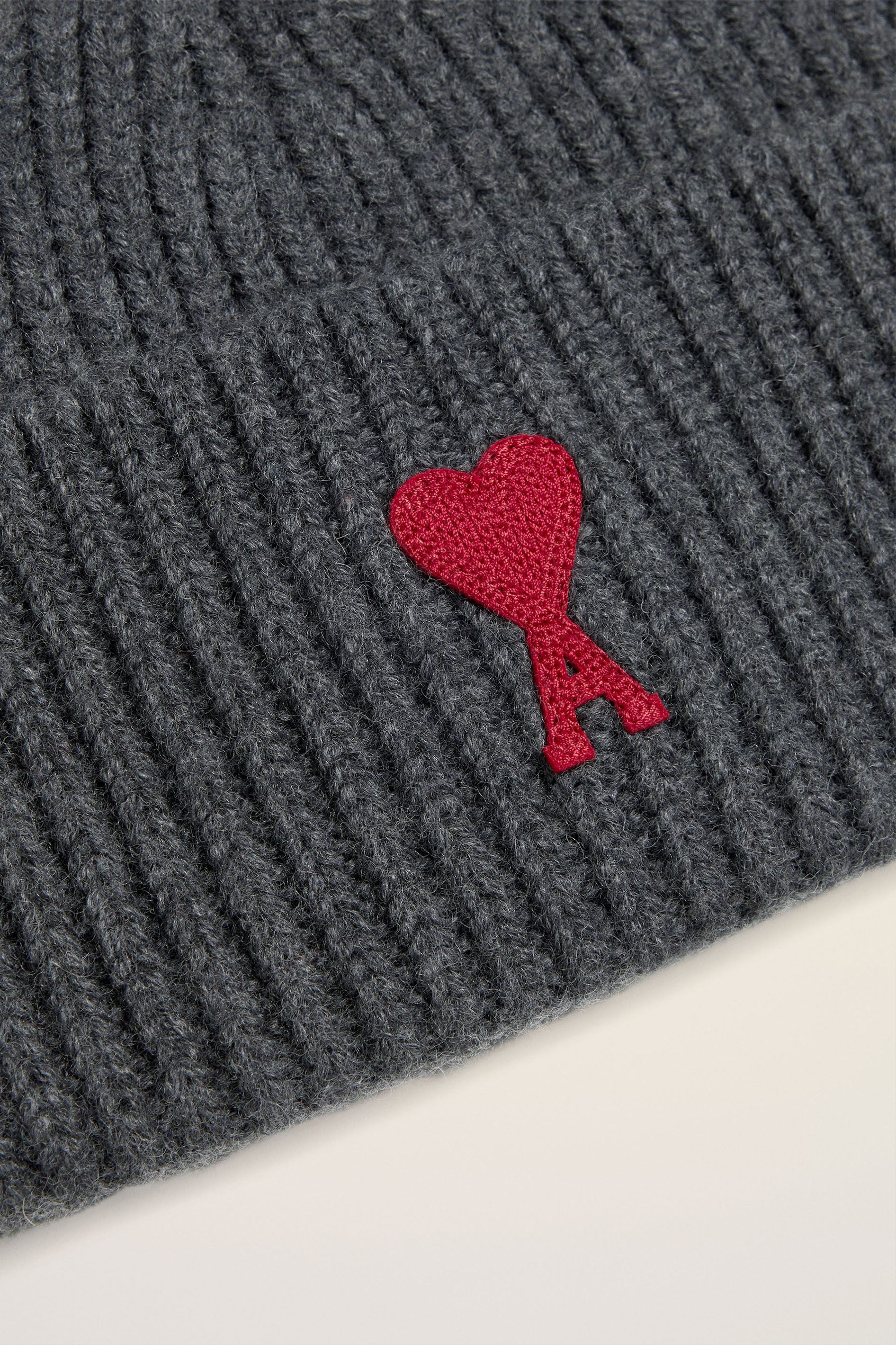 AMI PARIS Ami De Coeur Ribbed Wool Beanie Bekleidung, Hut, Mütze, Halstuch, Dekoration für Zuhause