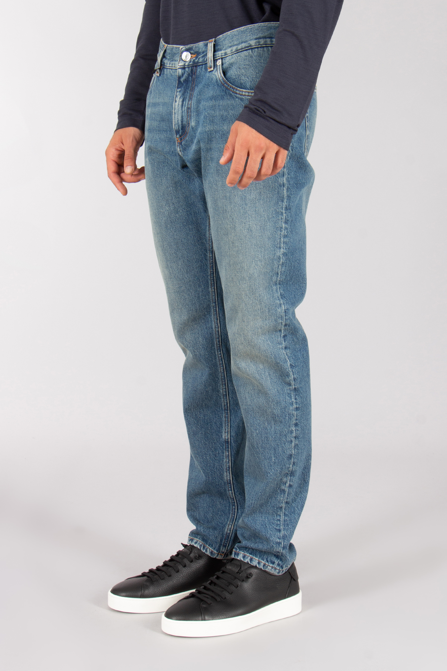 DOLCE & GABBANA Regular Fit Cotton Denim Jeans Hosen, Jeans, Schuh, Person, Turnschuh