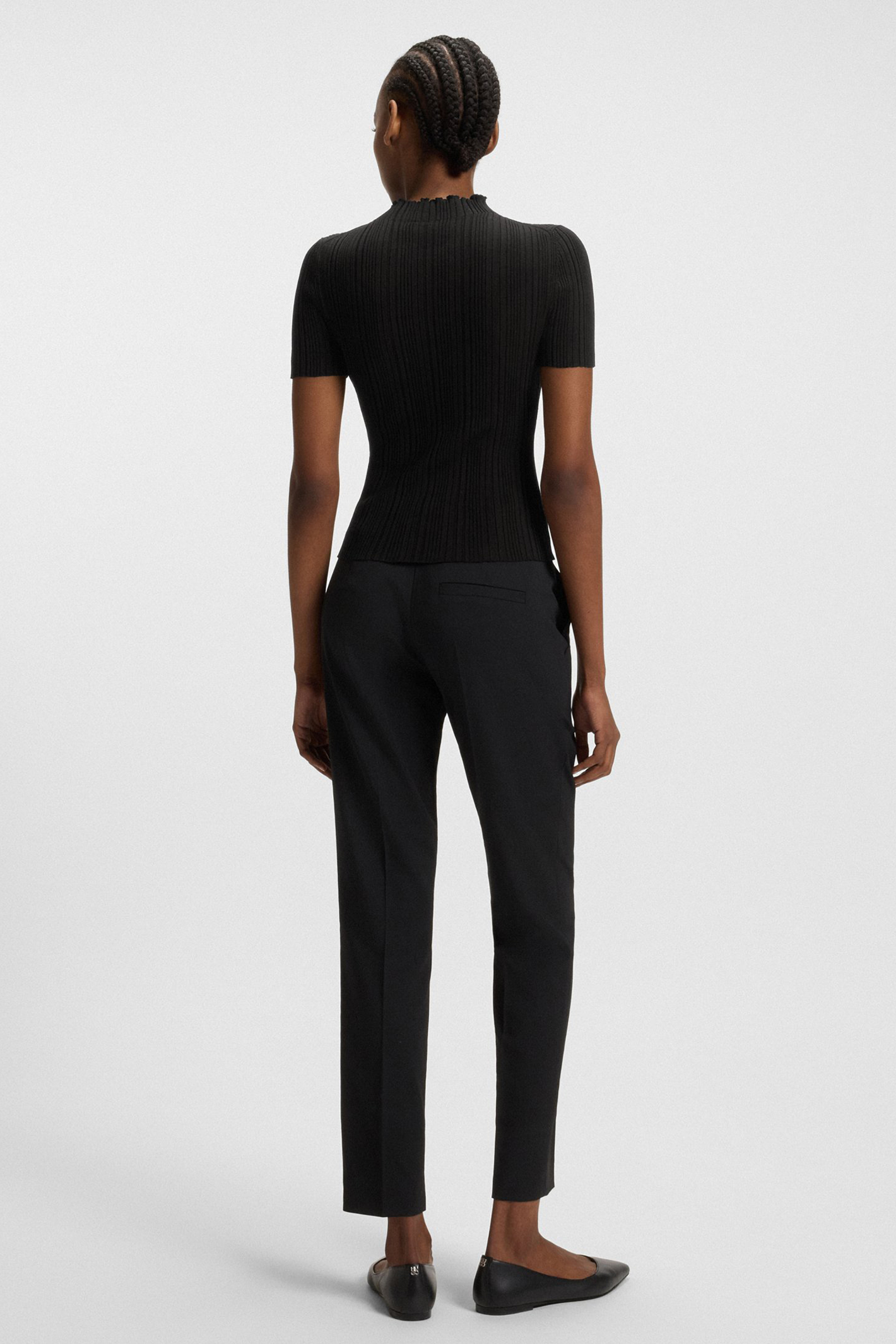 HUGO Slim Fit Ribbed Viscose Blend Short-Sleeve Mock Neck Sweater Sarphapilk Hosen, Formelle Kleidung, Anzug, Person, Frau