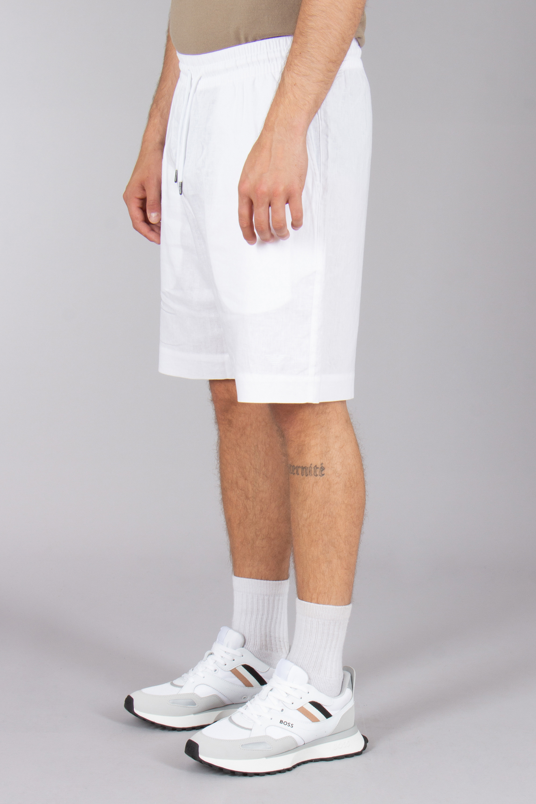 EMPORIO ARMANI Relaxed Fit Linen Blend Beachwear Bermuda Shorts Kurze Hose, Schuh, Sneaker, Rock, Person