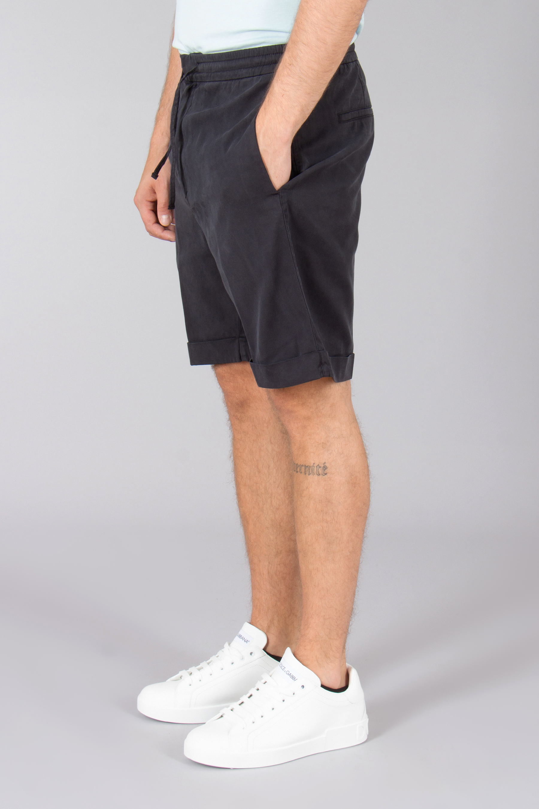 Kurze Hose, Rock, Person, Turnschuh, Tätowierung