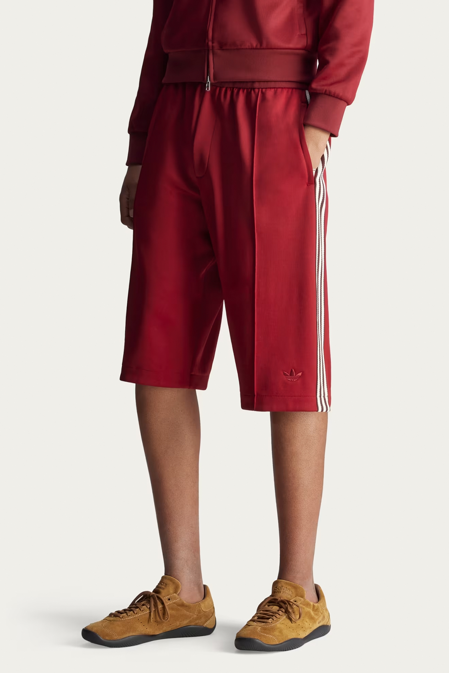 Bekleidung, Kurze Hosen, Mantel, Person, Schuh