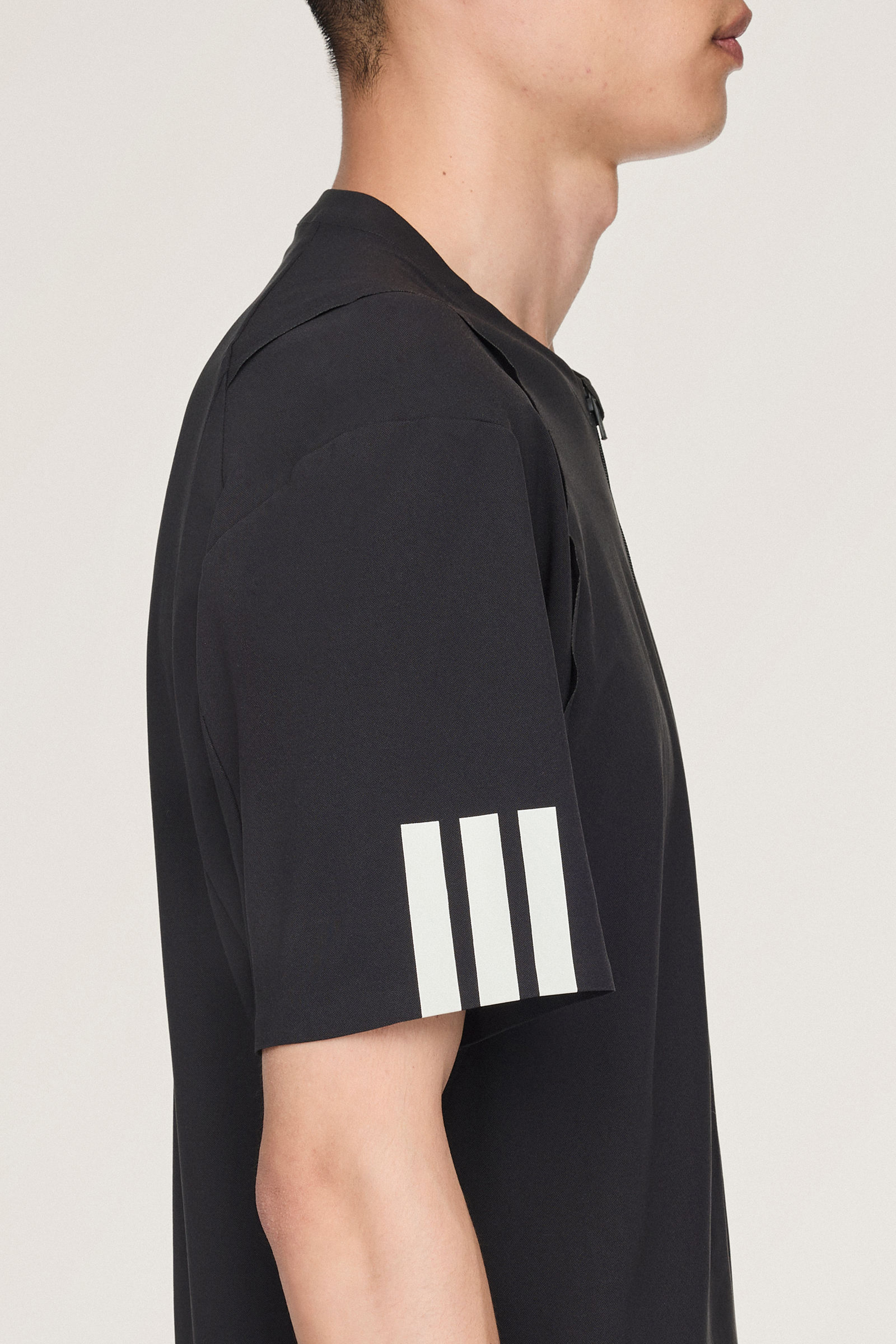 Y-3 Regular Fit Printed Recycled Nylon Blend Climacool Tennis Pro FreeLift Zip T-Shirt Bekleidung, T-shirt, Hemd, Ärmel, Person