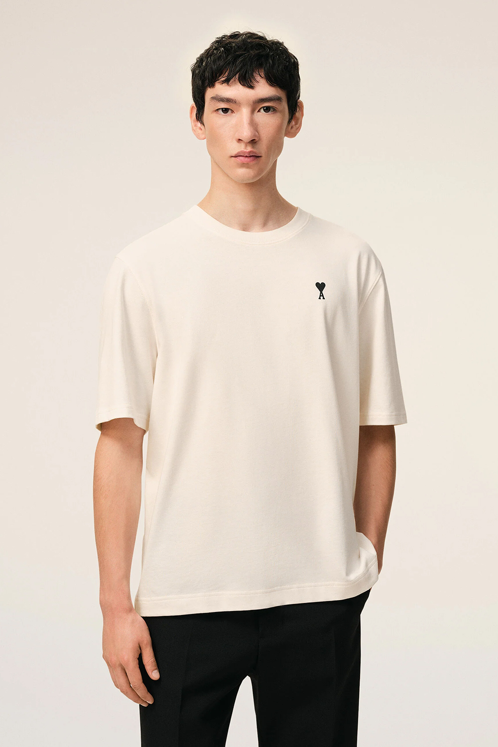 Bekleidung, T-shirt, Person, Bluse, Ärmel