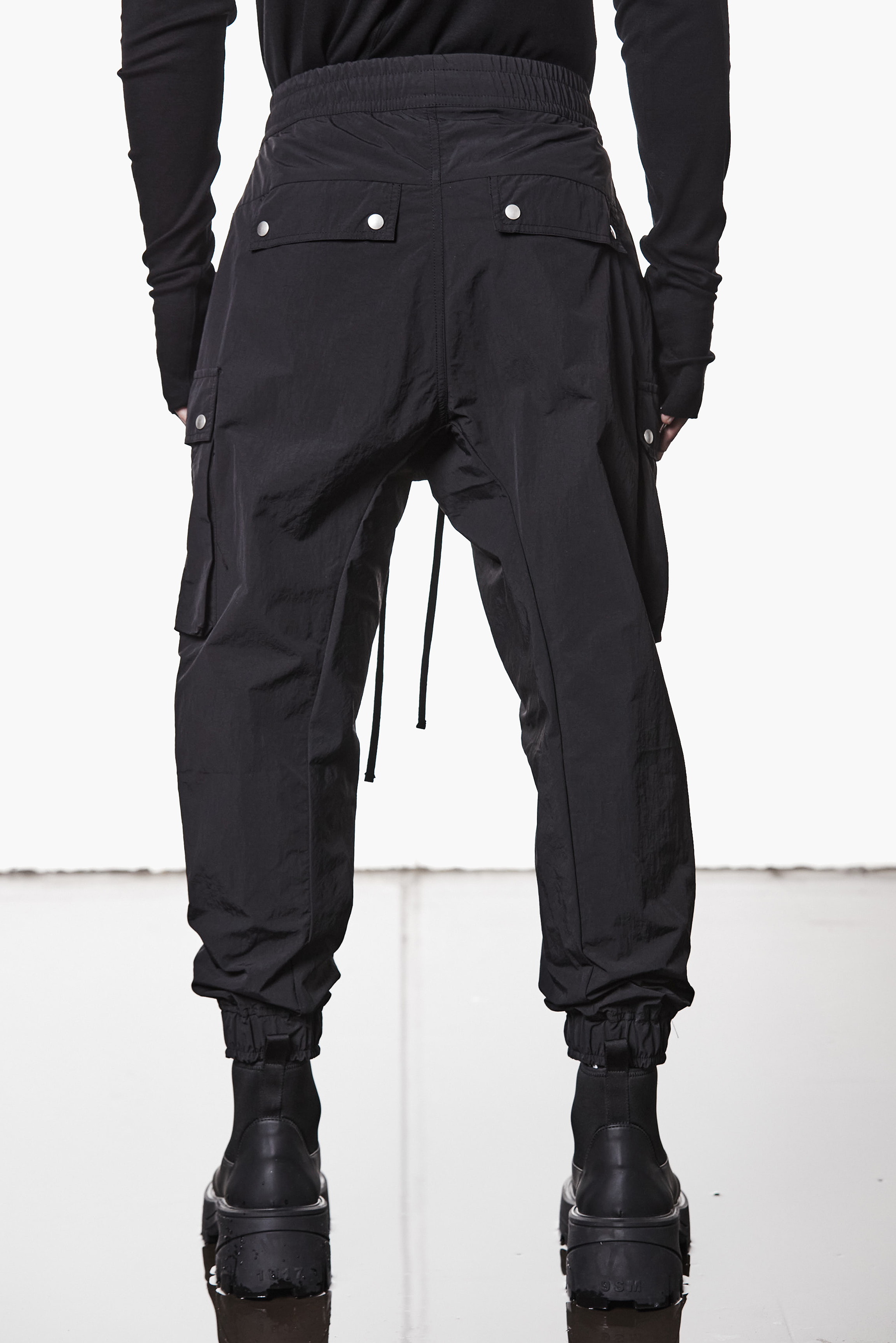 THOM KROM Regular Fit Low Crotch Technical Crashed Nylon Cargo Pants Bekleidung, Hosen, Jeans, Mantel