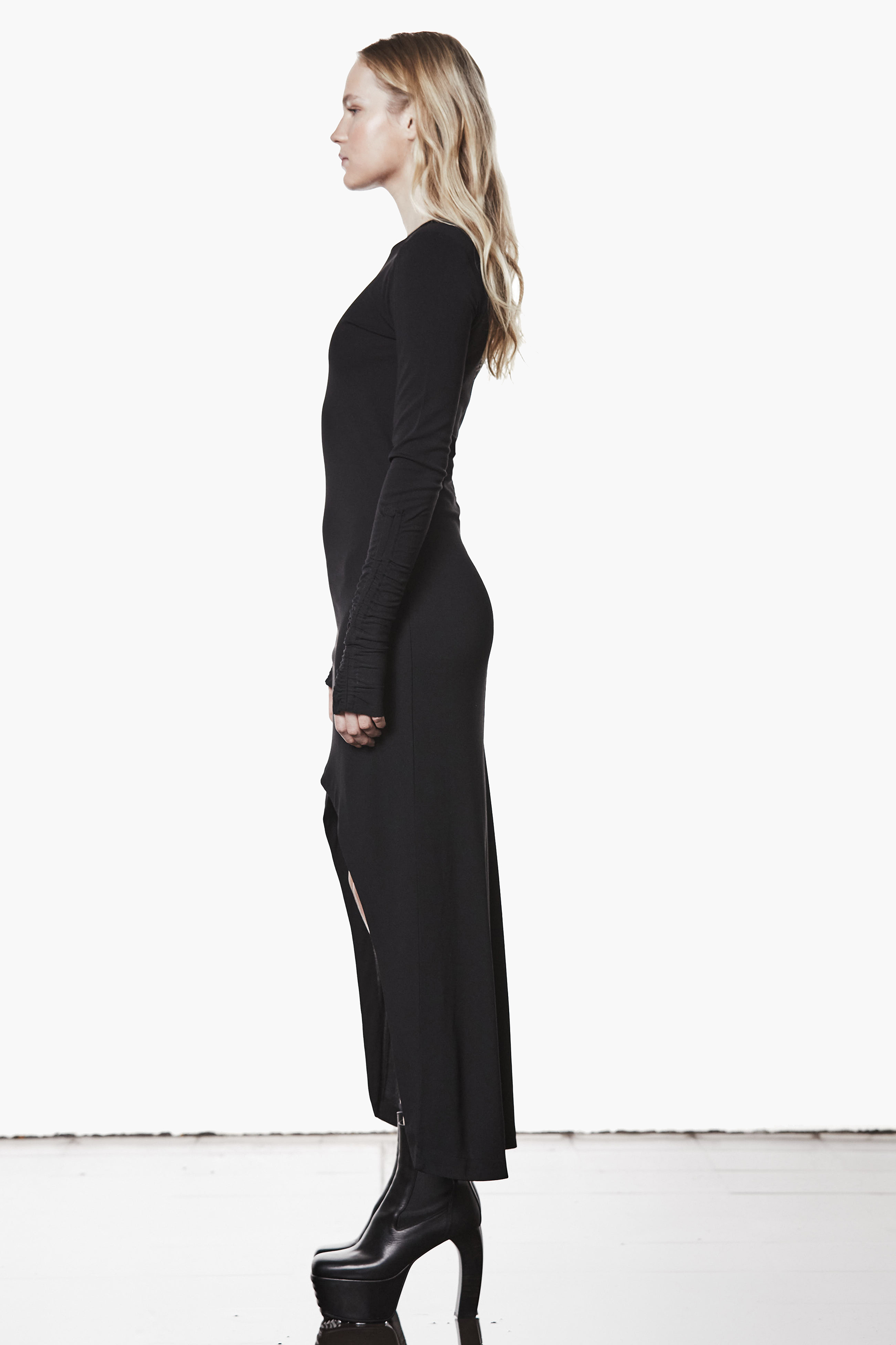 THOM KROM Slim Fit Viscose Blend Stretch Crepe Crew Neck Maxi Dress Langarm, Hoher Absatz, Schuh, Kleid, Person