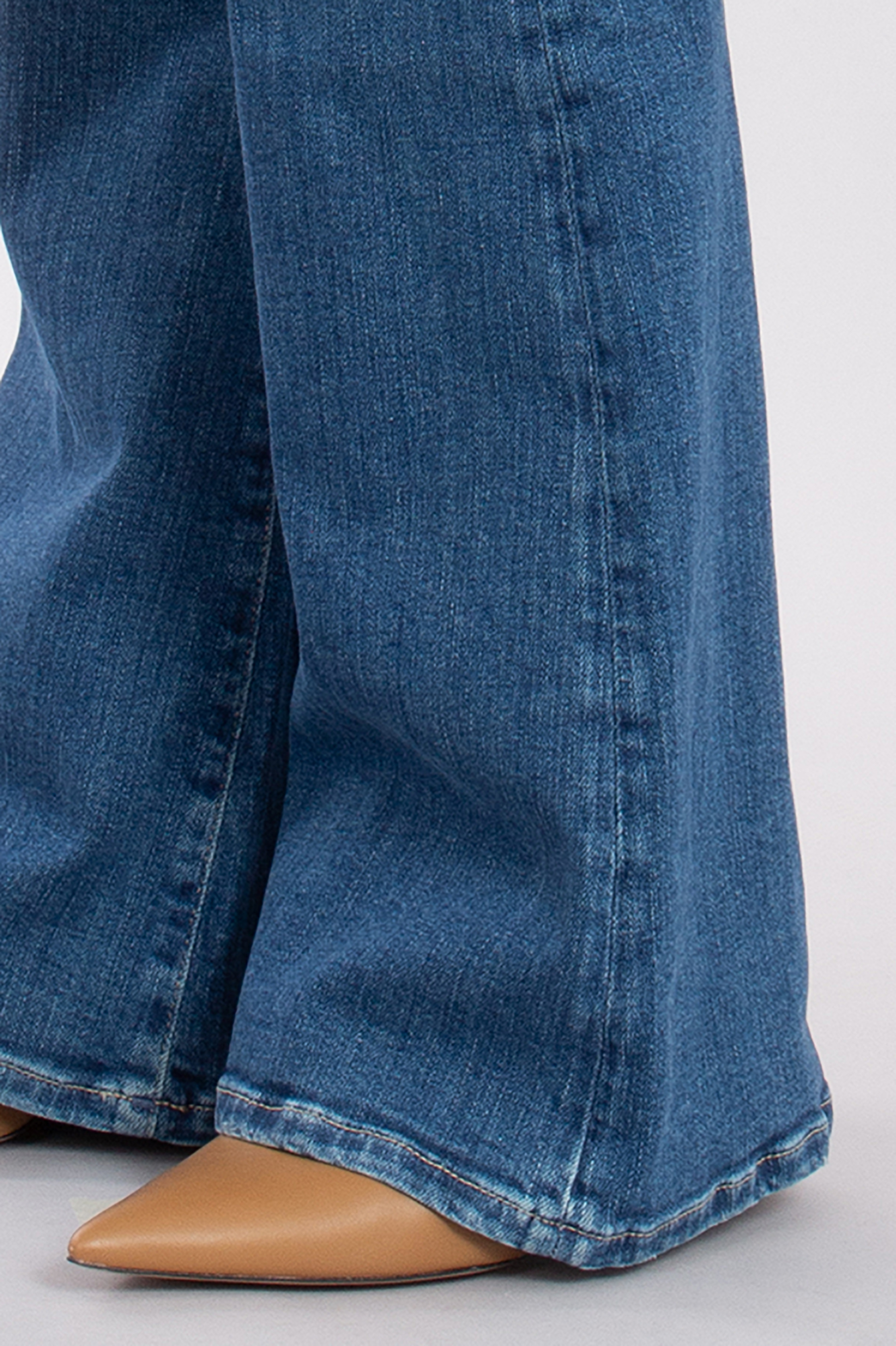 7 FOR ALL MANKIND Classic Flare Earthkind Denim Jeans HW Ali 7 FOR ALL MANKIND Classic Flare Earthkind Denim Jeans HW Ali
