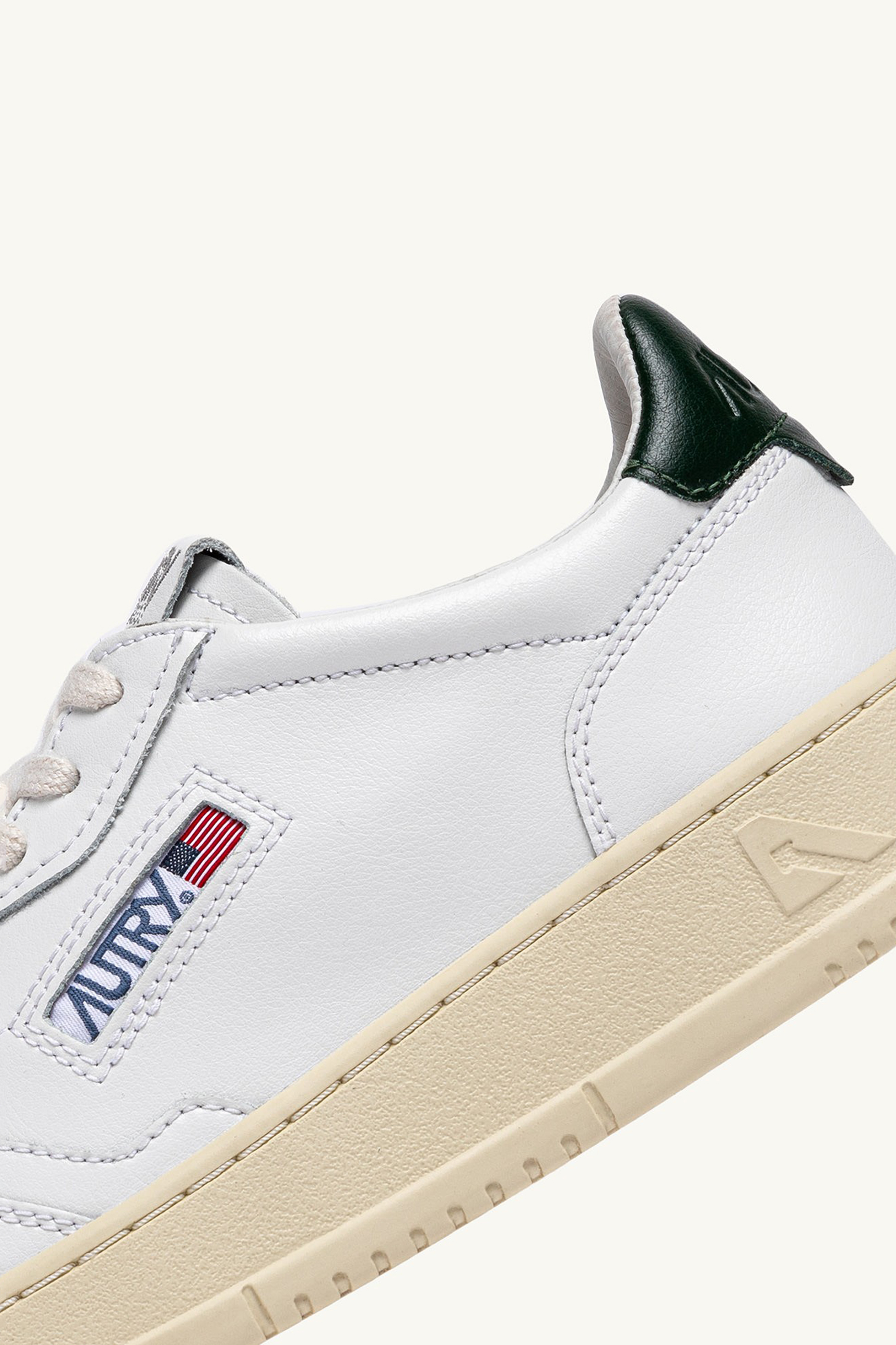 AUTRY Leather Sneakers Medalist Low Bekleidung, Schuhwerk, Schuh, Sneaker