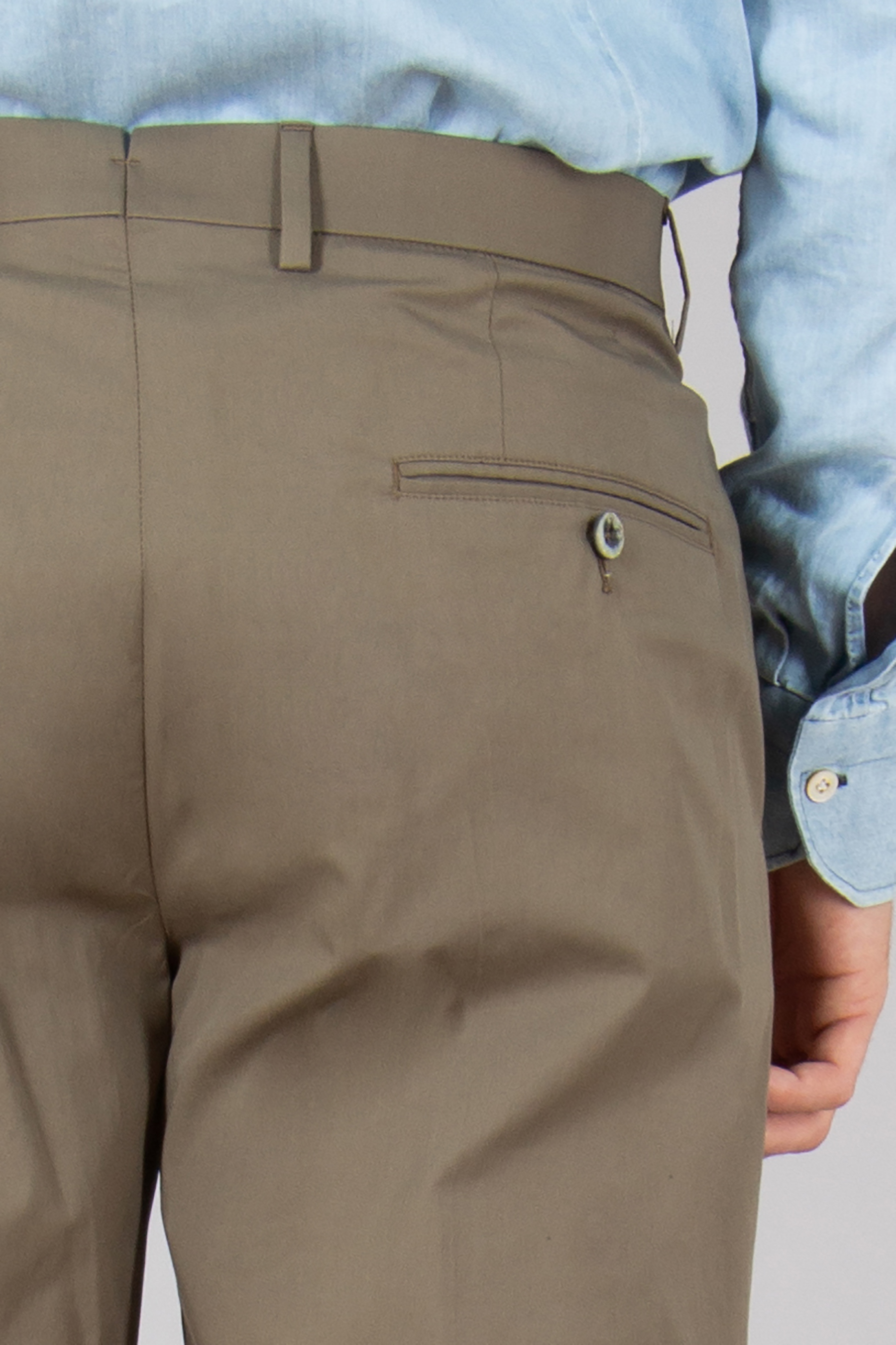 GTA Carrot Fit Stretch Cotton-Nylon Blend Pleated Pants Luca Bekleidung, Hosen, Person, Kurze Hose, Khaki