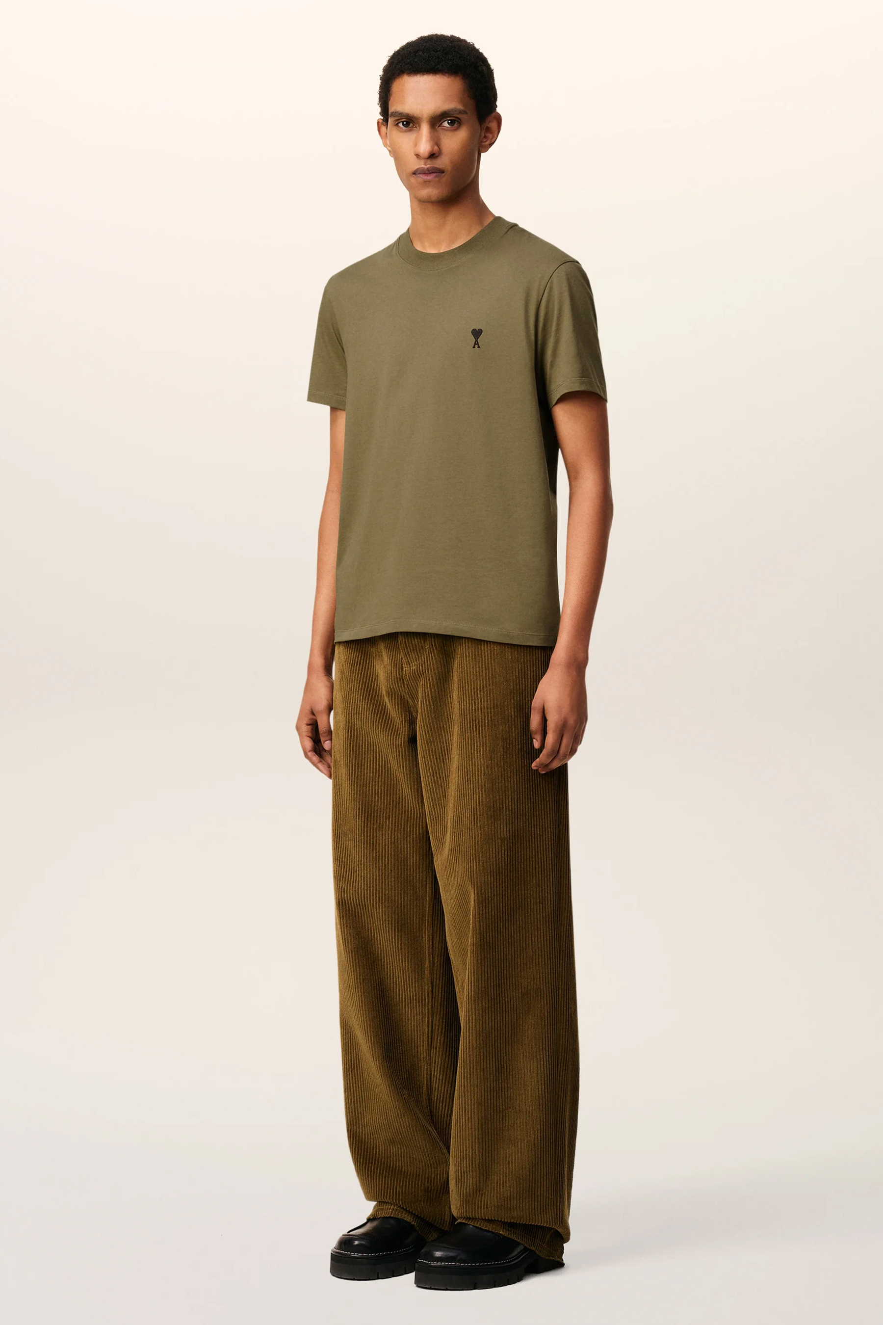 AMI PARIS Classic Fit Ami De Coeur Cotton Jersey T-Shirt Leinen, Hosen, Person, Stehend, Mann