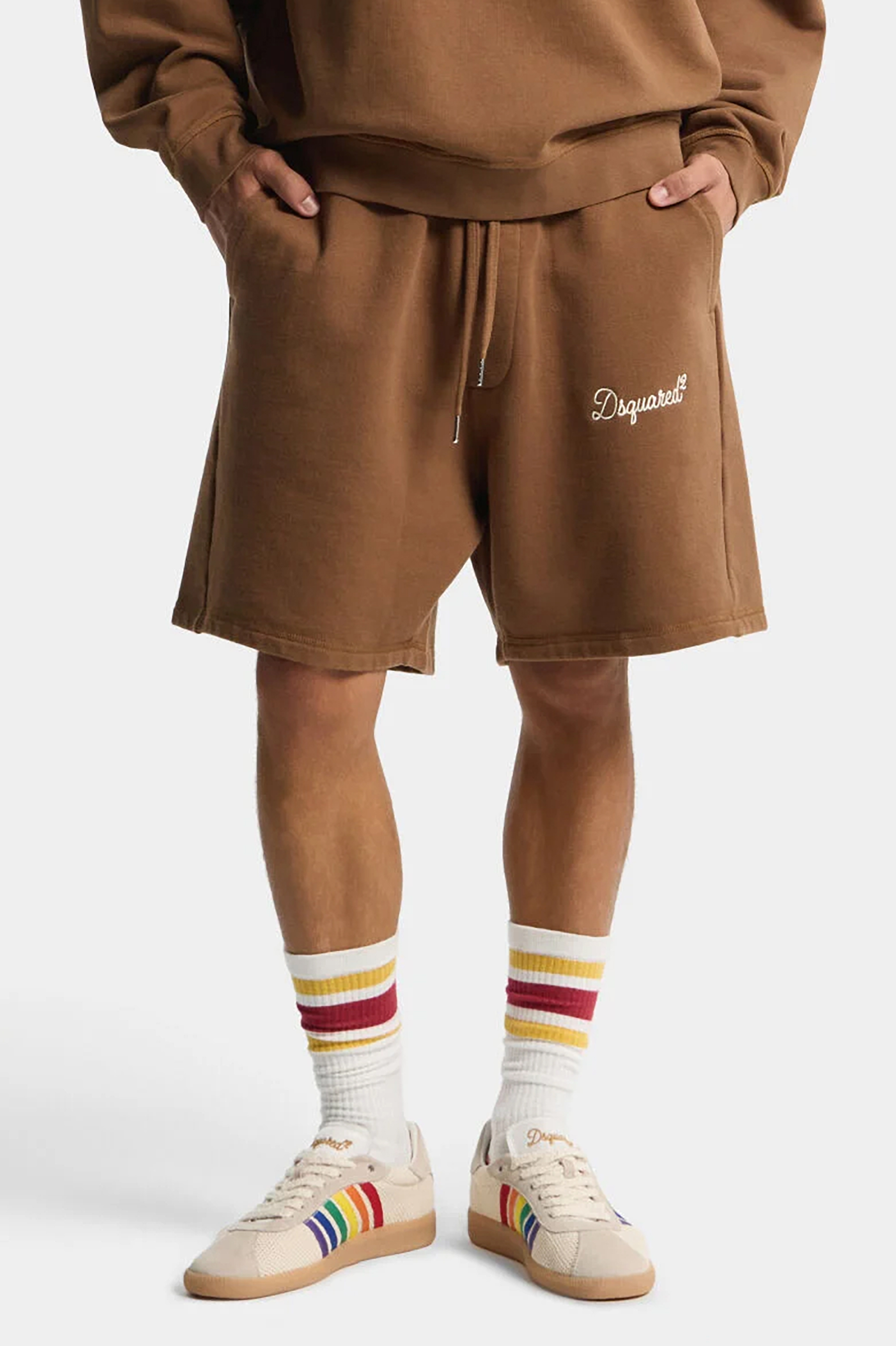 Bekleidung, Kurze Hosen, Person, Mantel, Schuh