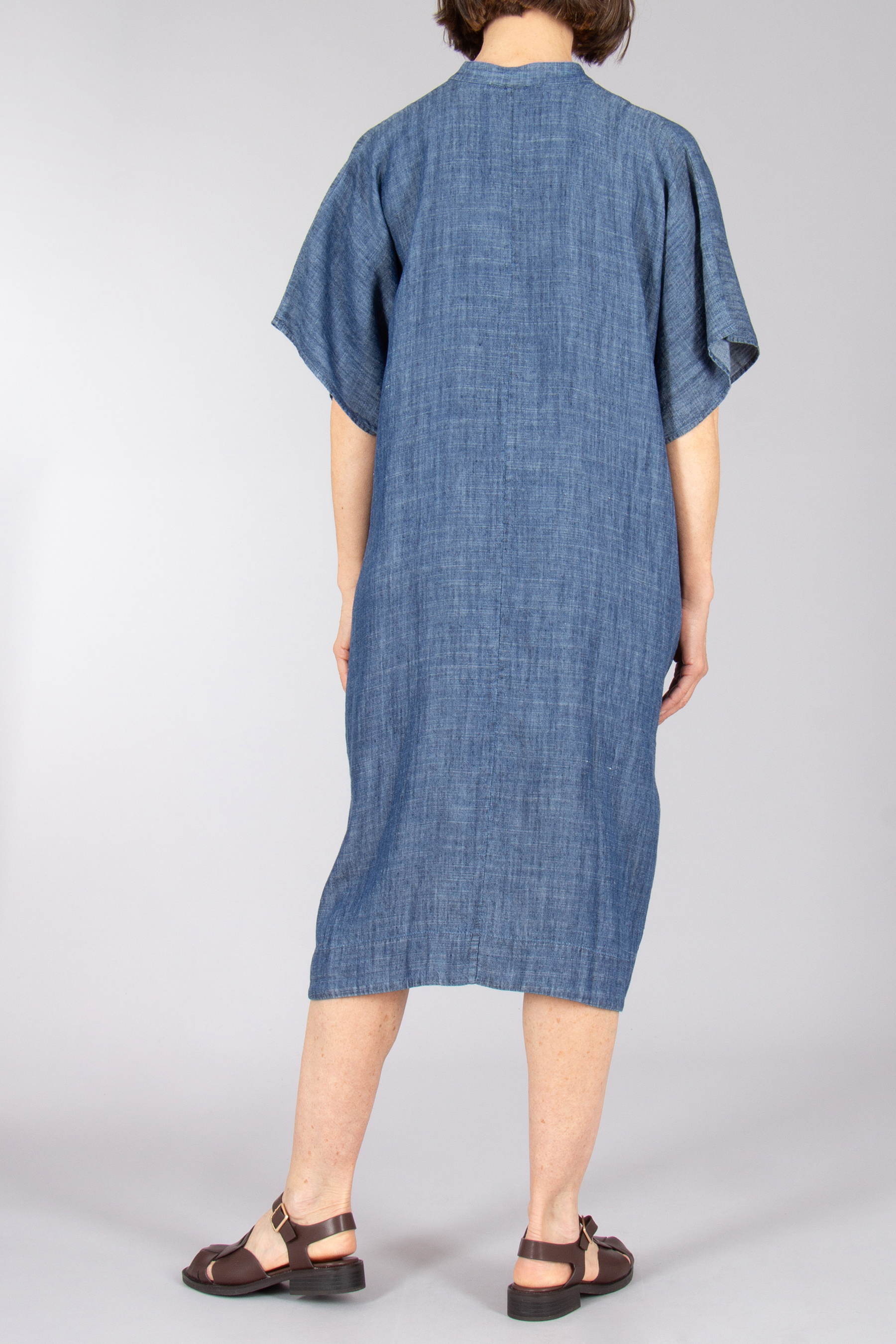 0039 ITALY Lyocell-Linen Blend Light Denim Dress Daisy Leinen, Kleid, Sandale, Modisch, Person