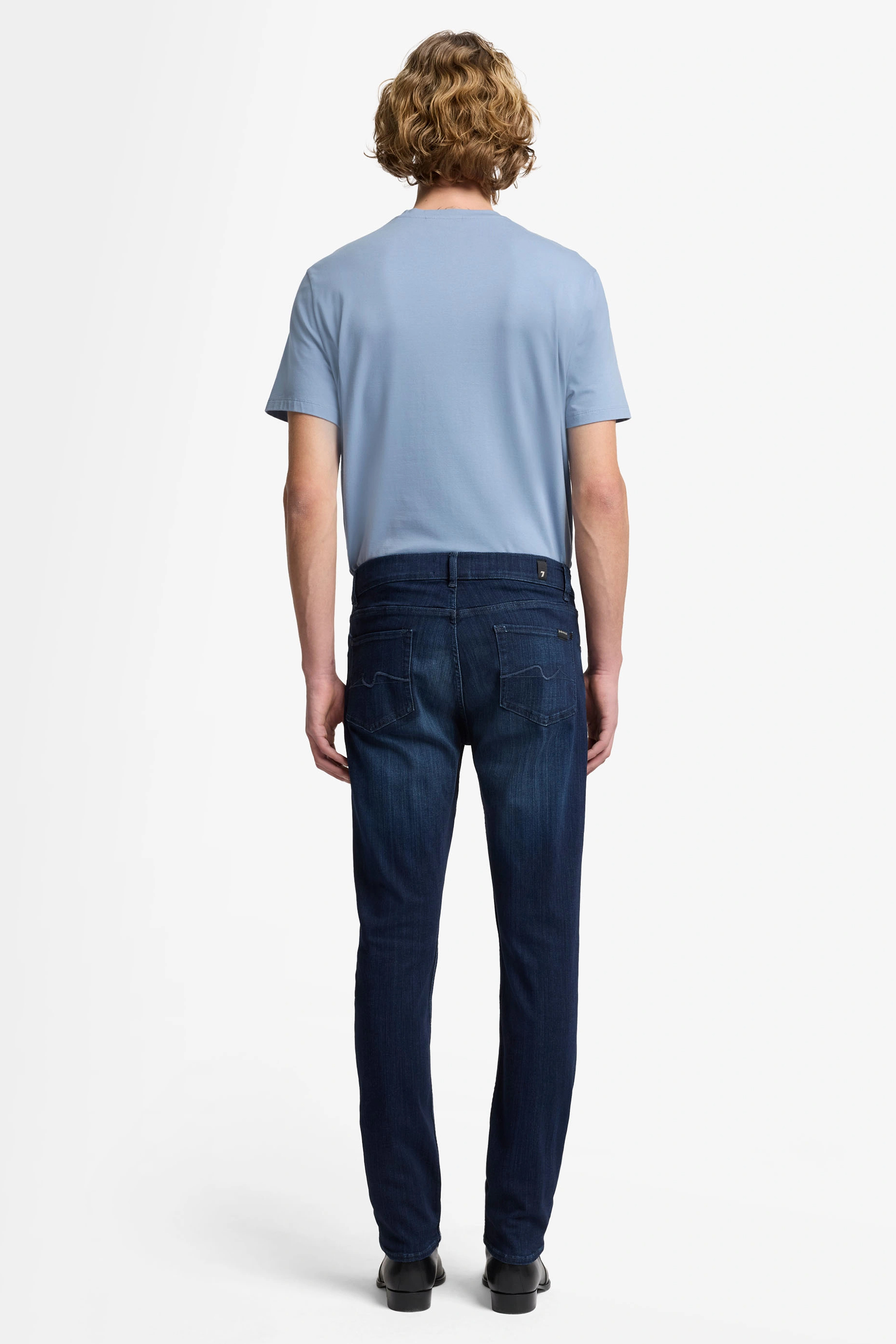 7 FOR ALL MANKIND Slim Tapered Fit Luxe Performance Plus Deep Blue Denim Jeans Slimmy Tapered Hosen, Jeans, Person, Stehend, T-shirt