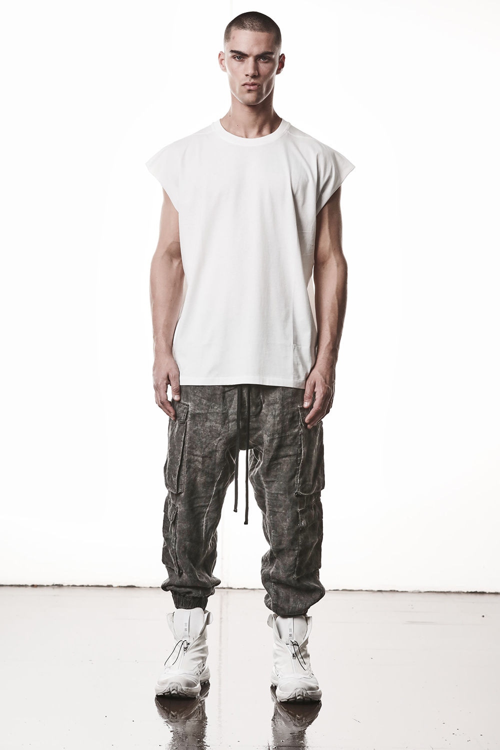 T-shirt, Person, Stehend, Hosen, Mann