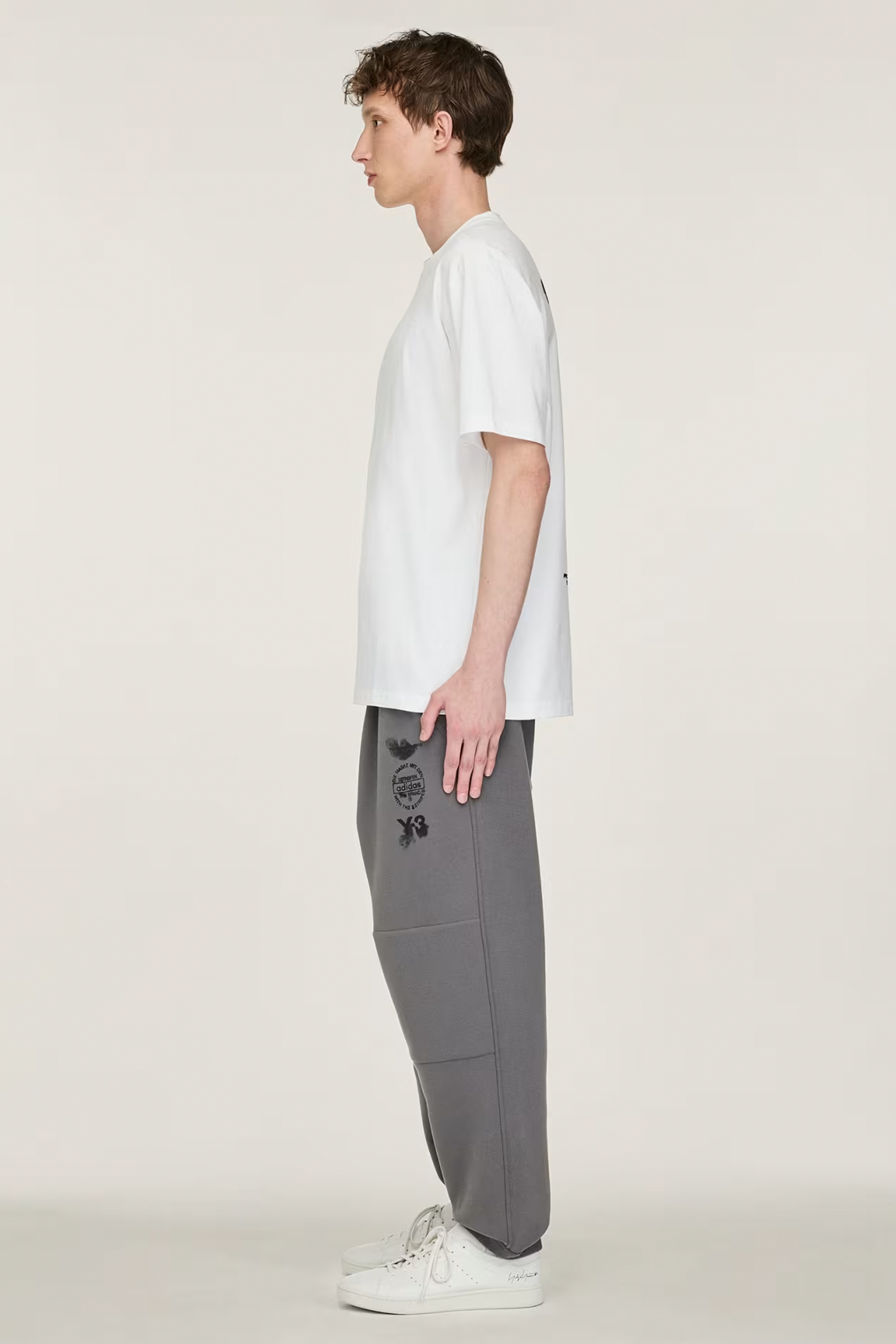 Y-3 Regular Fit Graphic Print Cotton Jersey T-Shirt Bekleidung, Hosen, Laborkittel, Person, Stehend