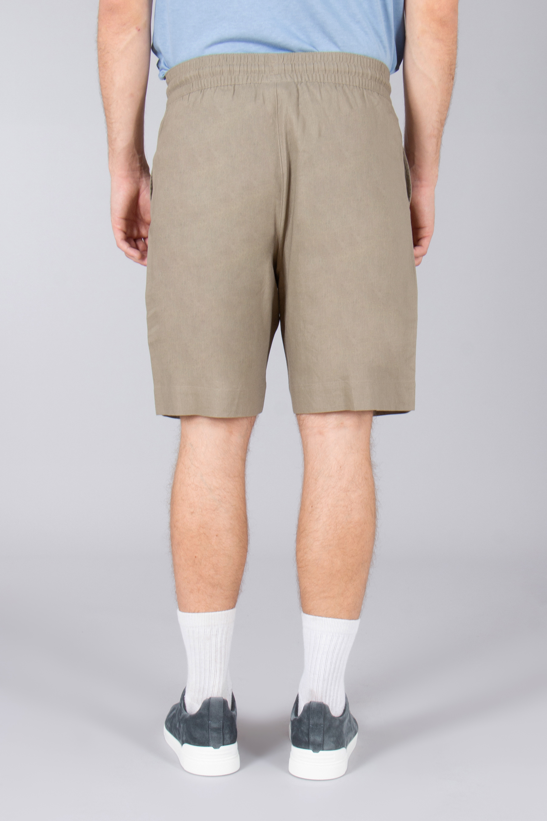 EMPORIO ARMANI Relaxed Fit Linen Blend Beachwear Bermuda Shorts Bekleidung, Kurze Hosen, Khaki, Person, Schuh