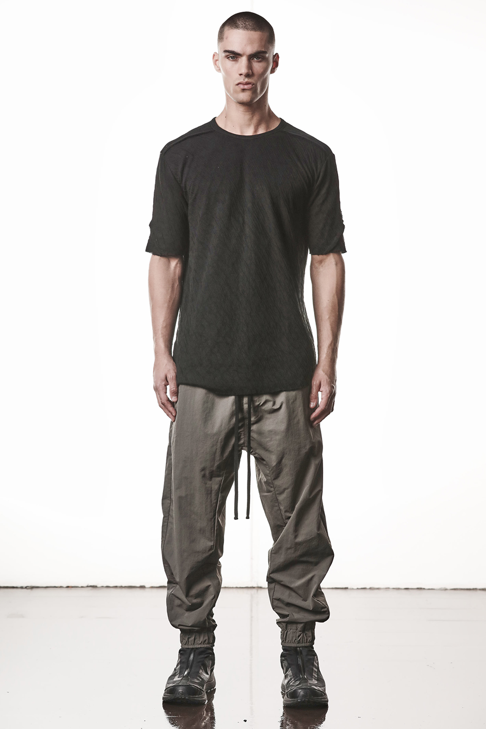 T-shirt, Hosen, Person, Stehend, Mann
