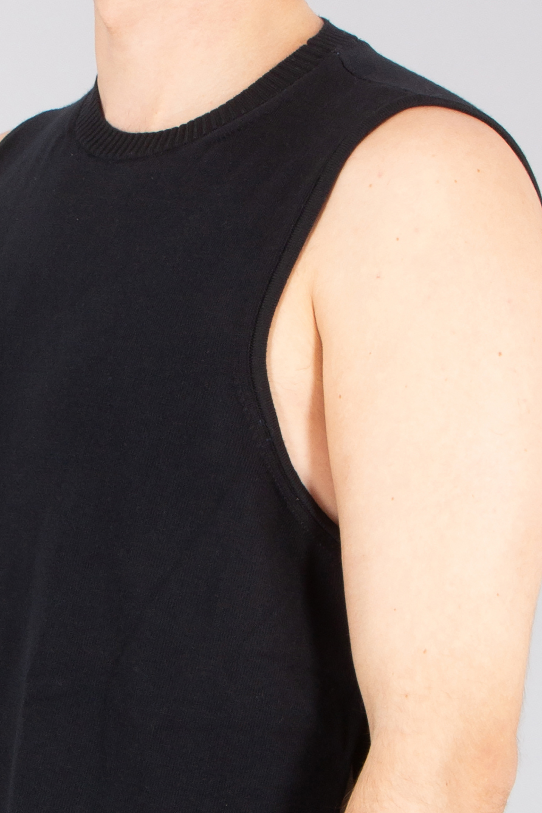 Y-3 Regular Fit Viscose Blend Logo Knit Vest Bekleidung, Unterhemd, Person, Körperteil, Schulter