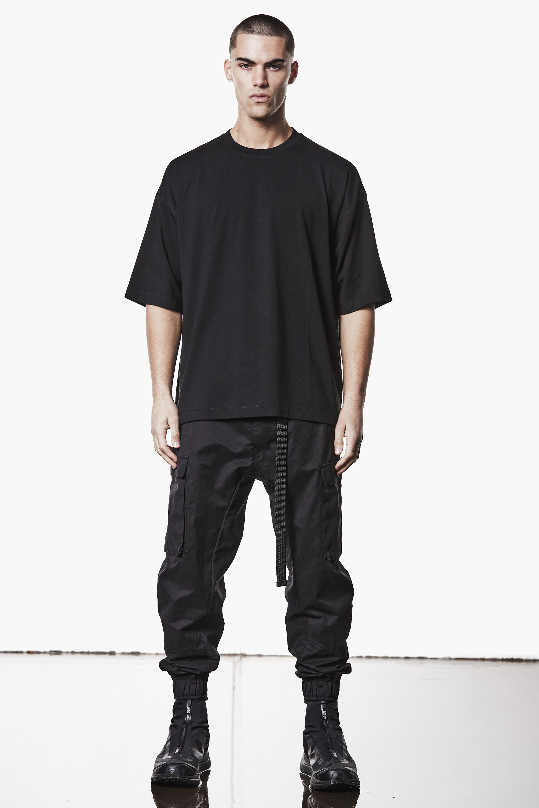 THOM KROM Oversized Patched Print Cotton-Modal Stretch Jersey T-Shirt Person, Stehend, T-shirt, Hosen, Mann