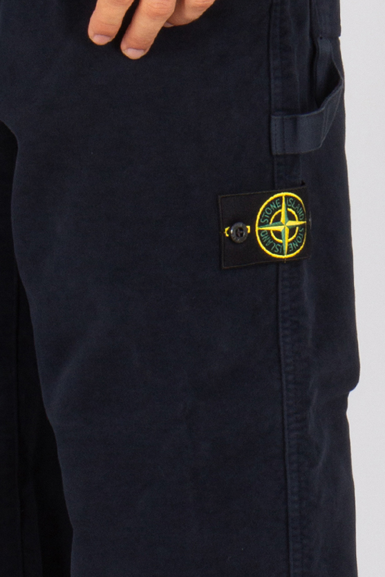 Bekleidung, Hosen, Logo, Person