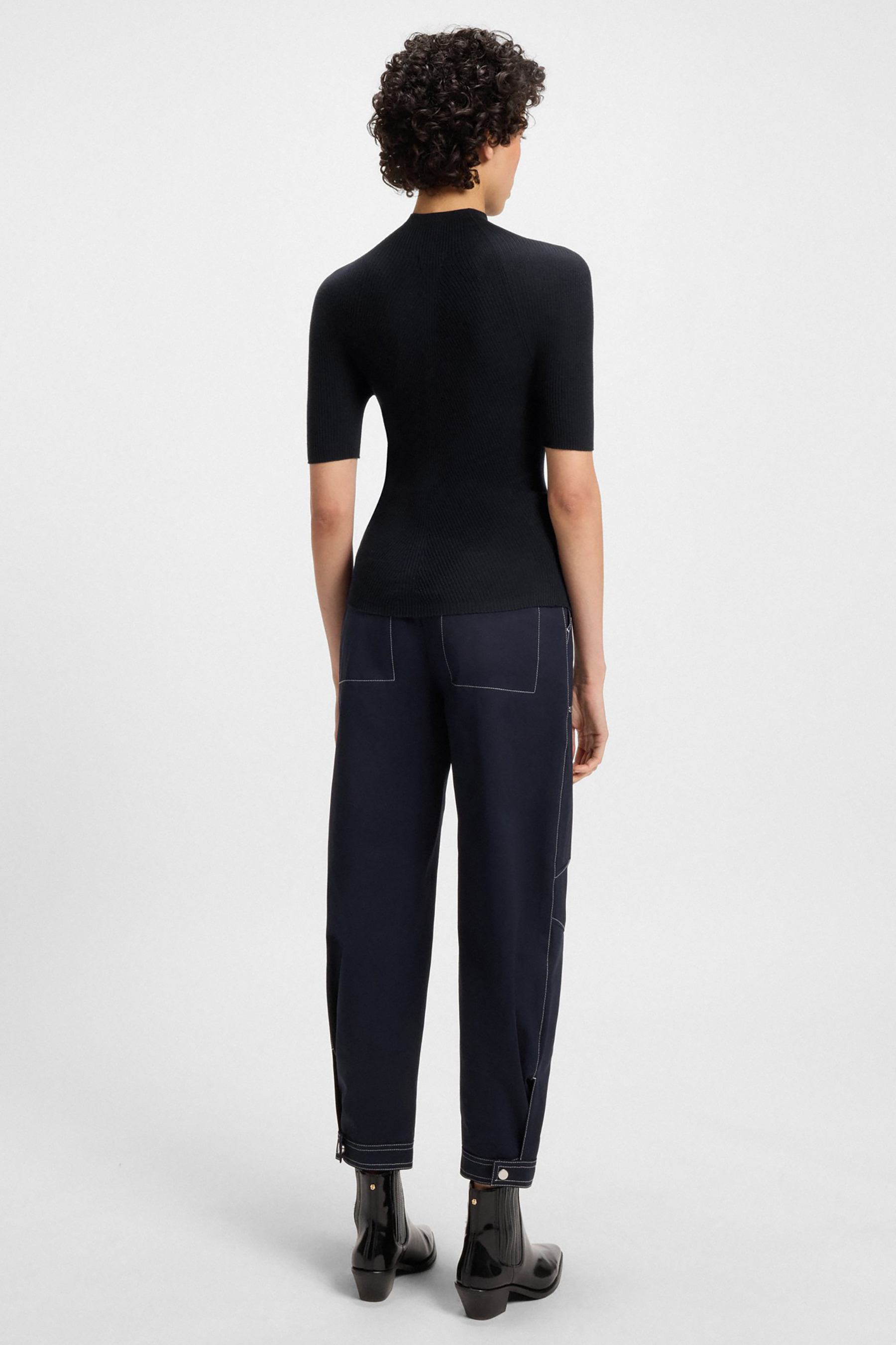 BOSS Slim Fit Superfine Ribbed Virgin Wool Short-Sleeve Mock Neck Sweater Faleri Bekleidung, Hosen, Person, Stehend