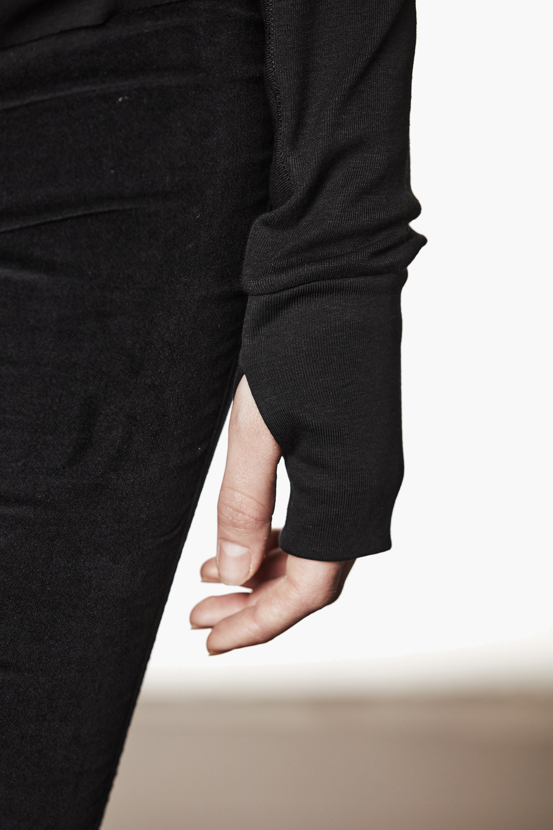 THOM KROM Oversized Viscose Stretch Mock Neck Long-Sleeve Top Langarm, Ärmel, Finger, Hand, Person