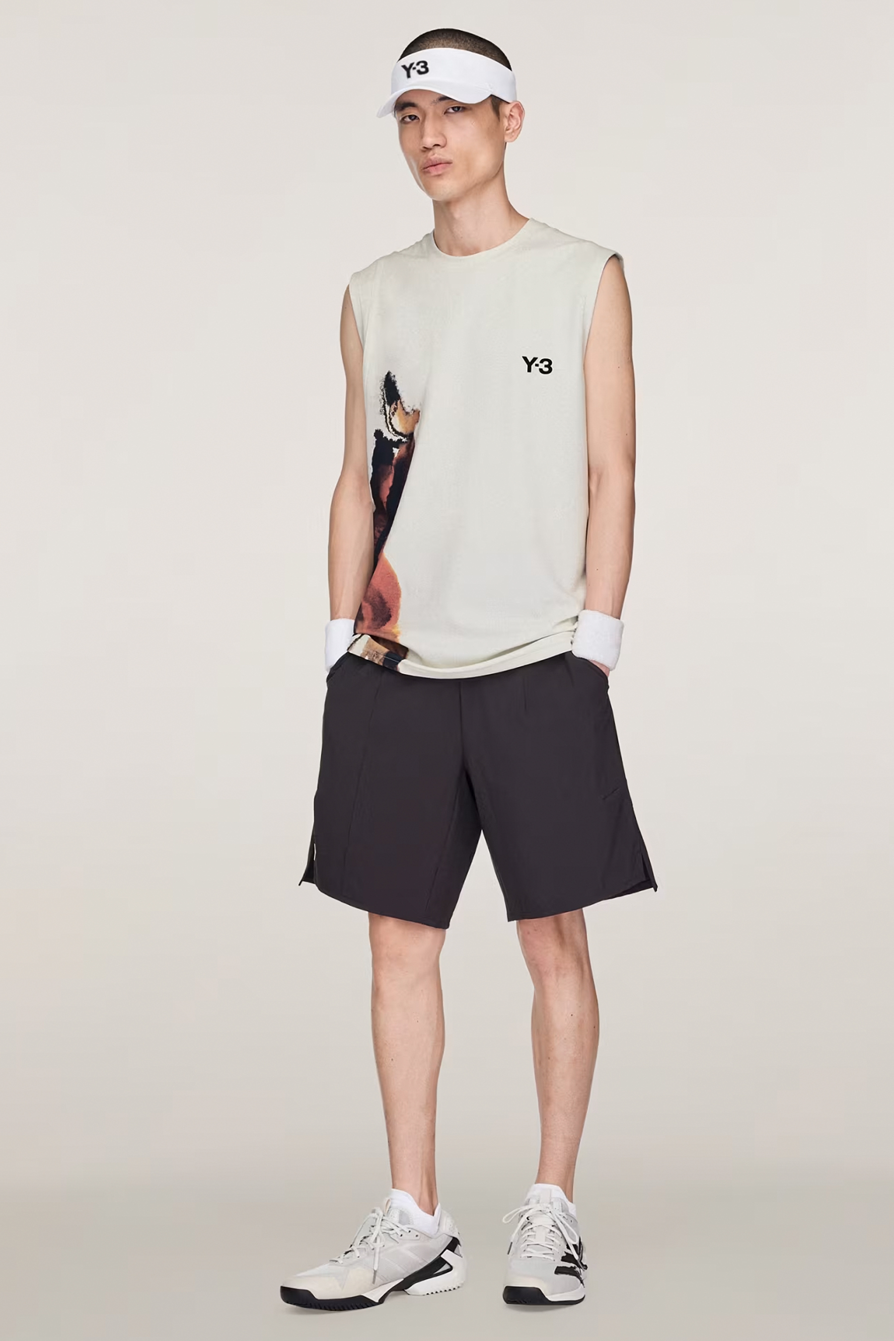 Y-3 Regular Fit Printed Recycled Polyester-Cotton Stretch Climacool Tennis Pro Tank Top Bekleidung, Kurze Hosen, Person, Turnschuh, Strandmode