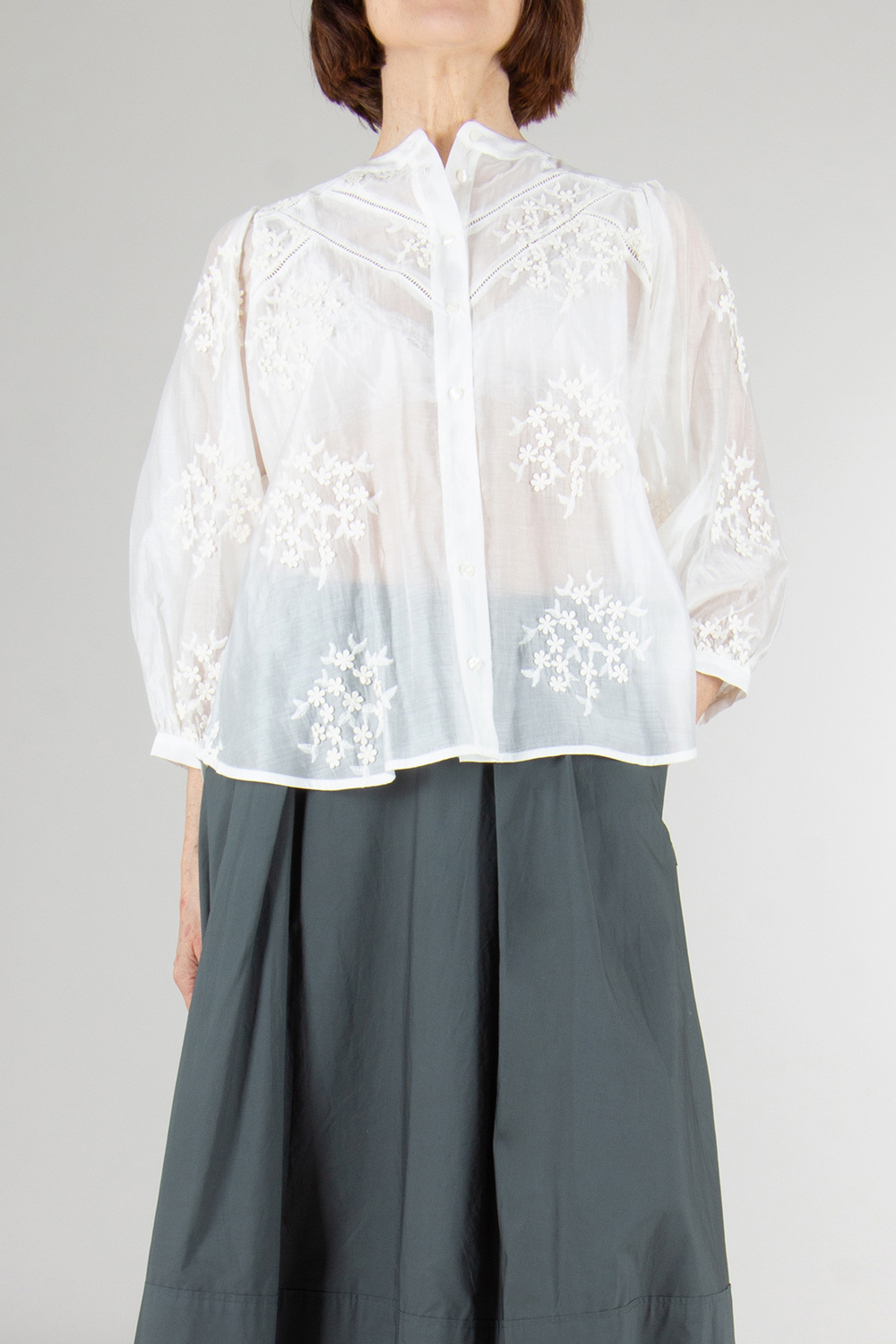 0039 ITALY Relaxed Fix Flower Embroidery Blouse